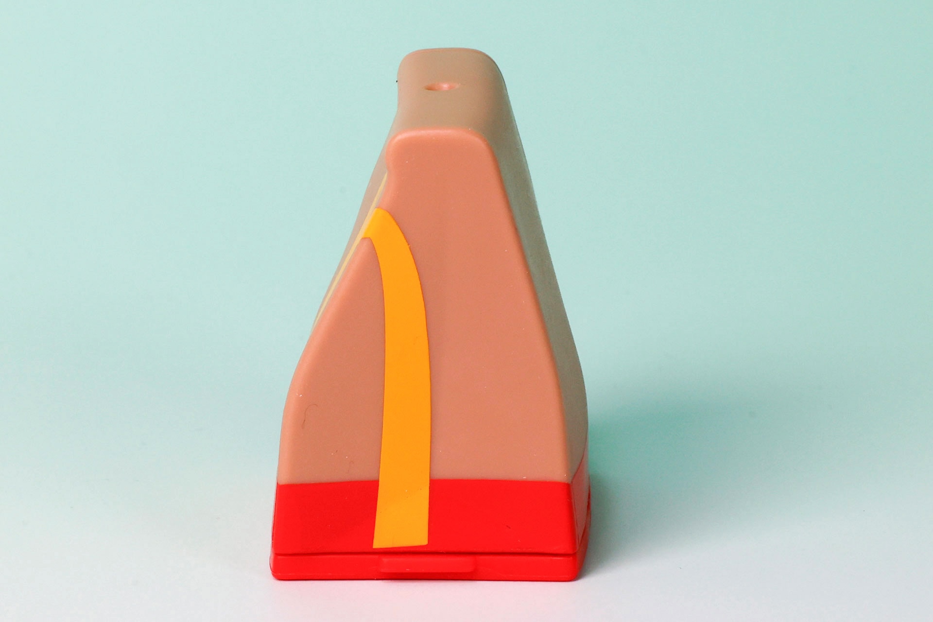 ロゴが側面にも描かれているのは絶妙だ