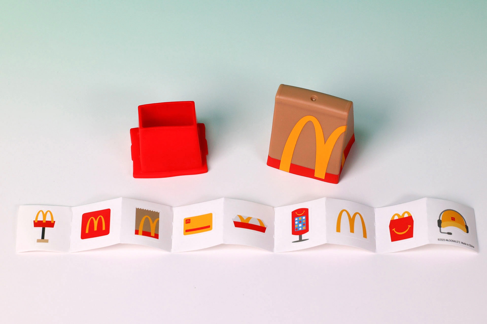 中にはシールが入っている