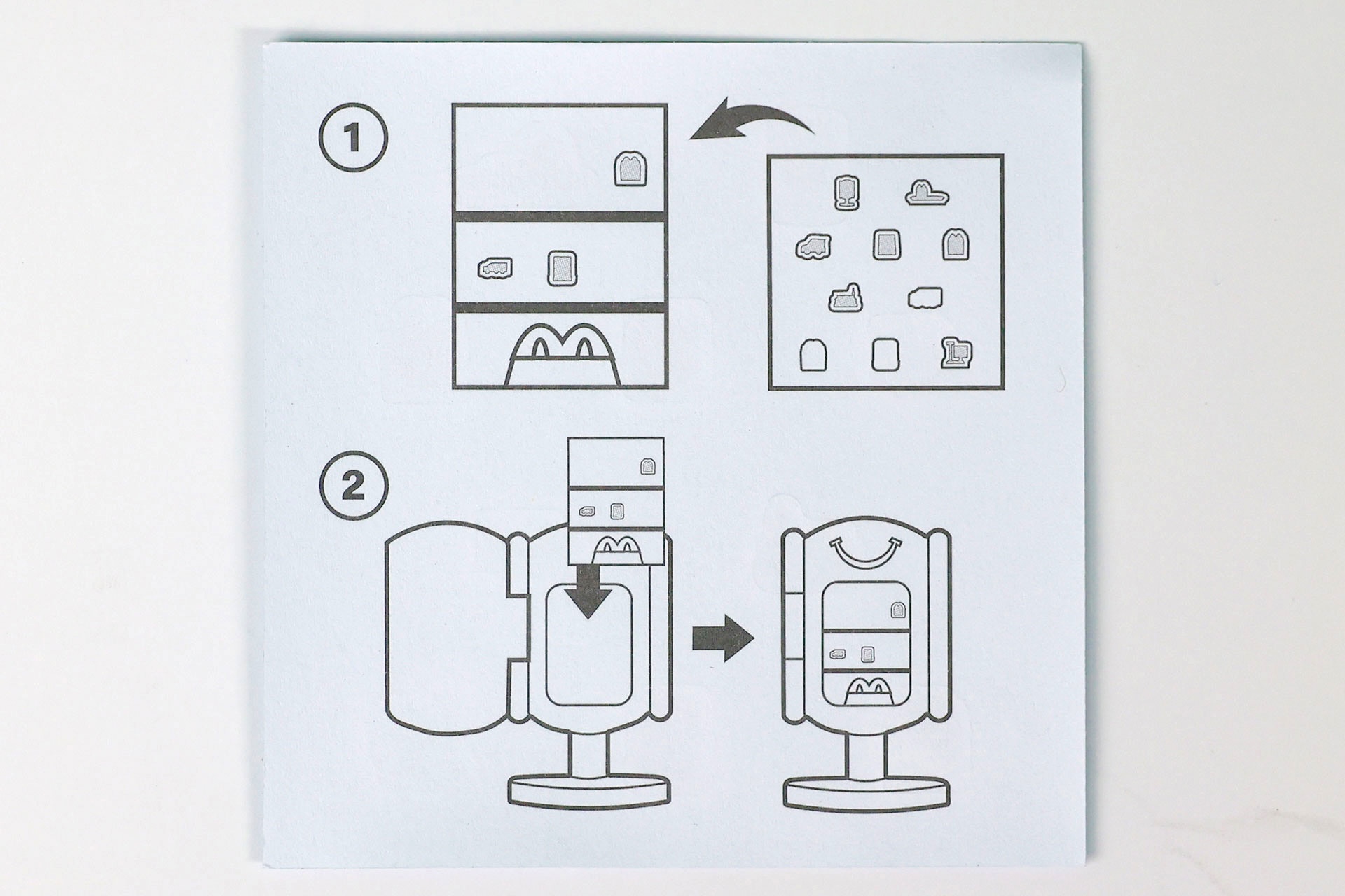 シールの裏面には貼り方やパネルの入れ替え方法が記載されている
