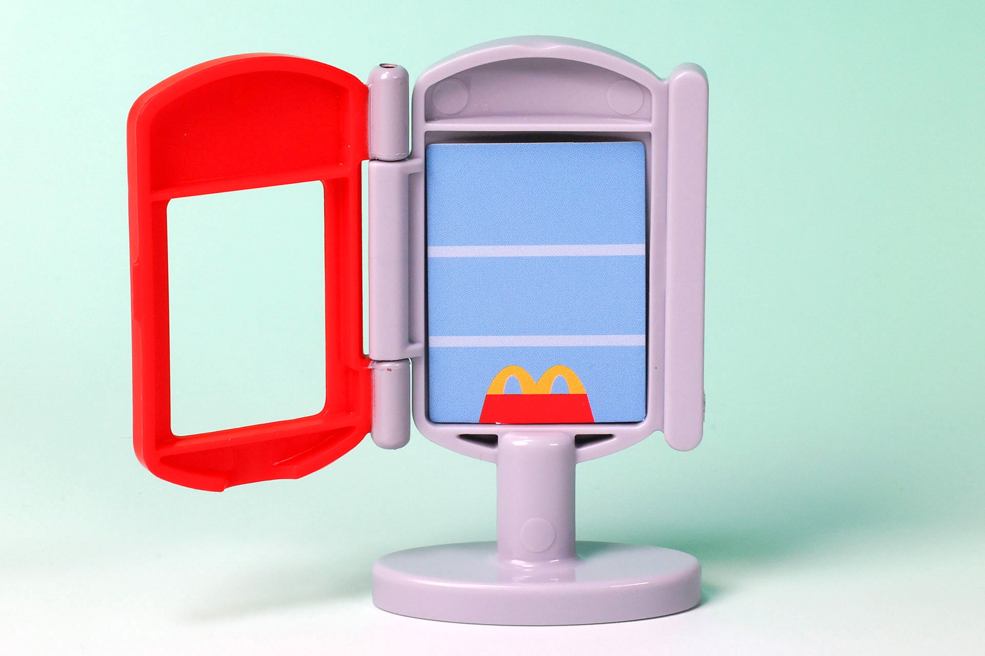 蓋を開けてパネルの入れ替えができる