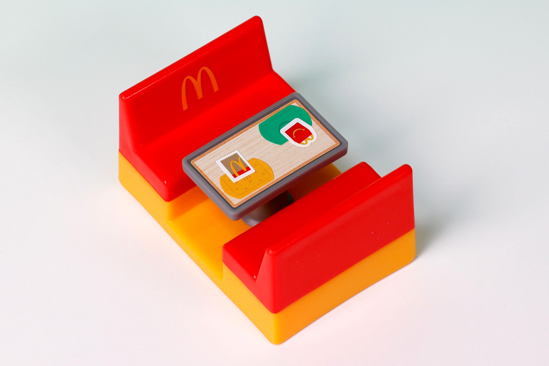 テーブルにシールを貼ったところ