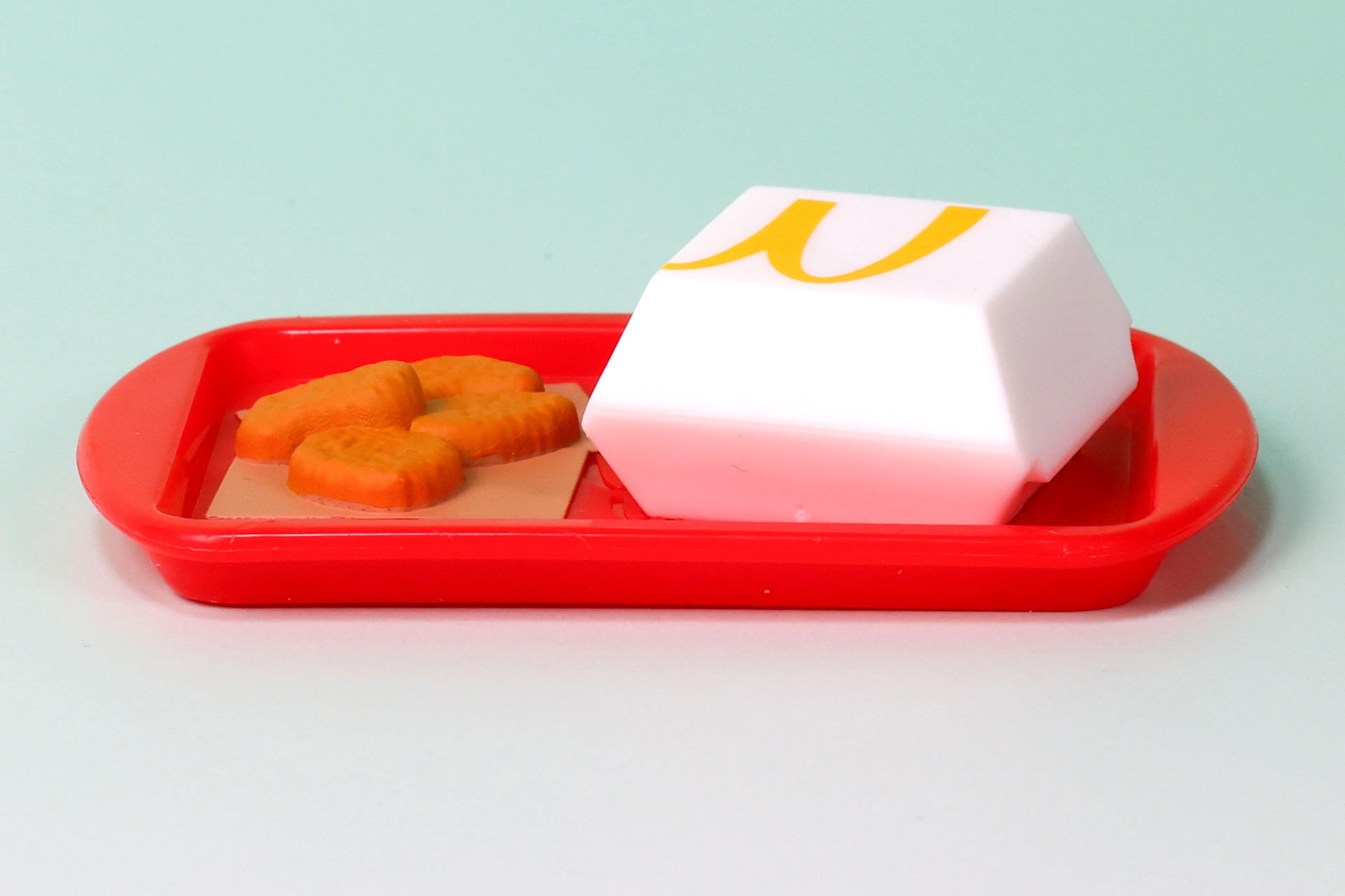 トレイの上に乗っているものはすべて固定されている