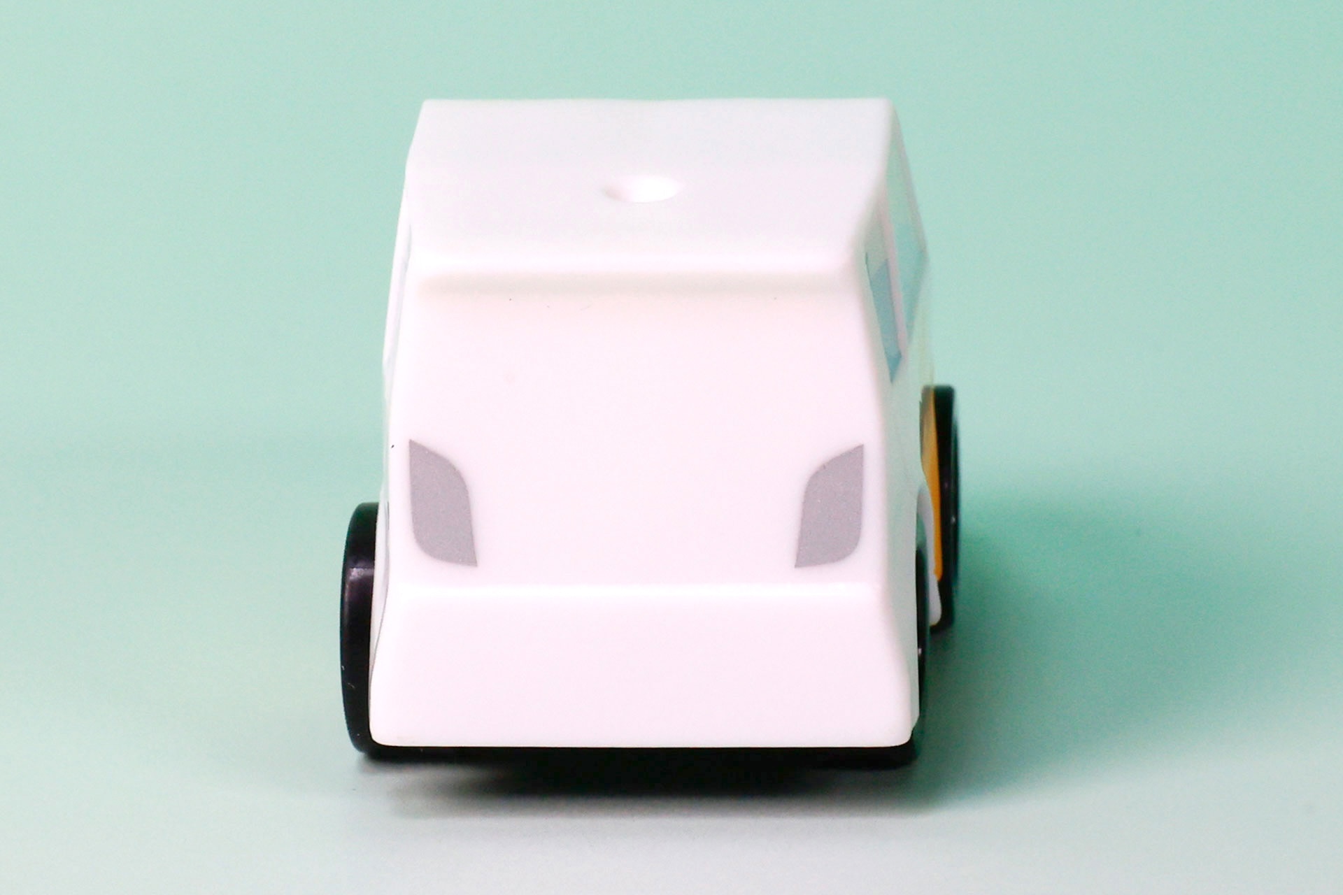 背面側はシンプルなデザインだ