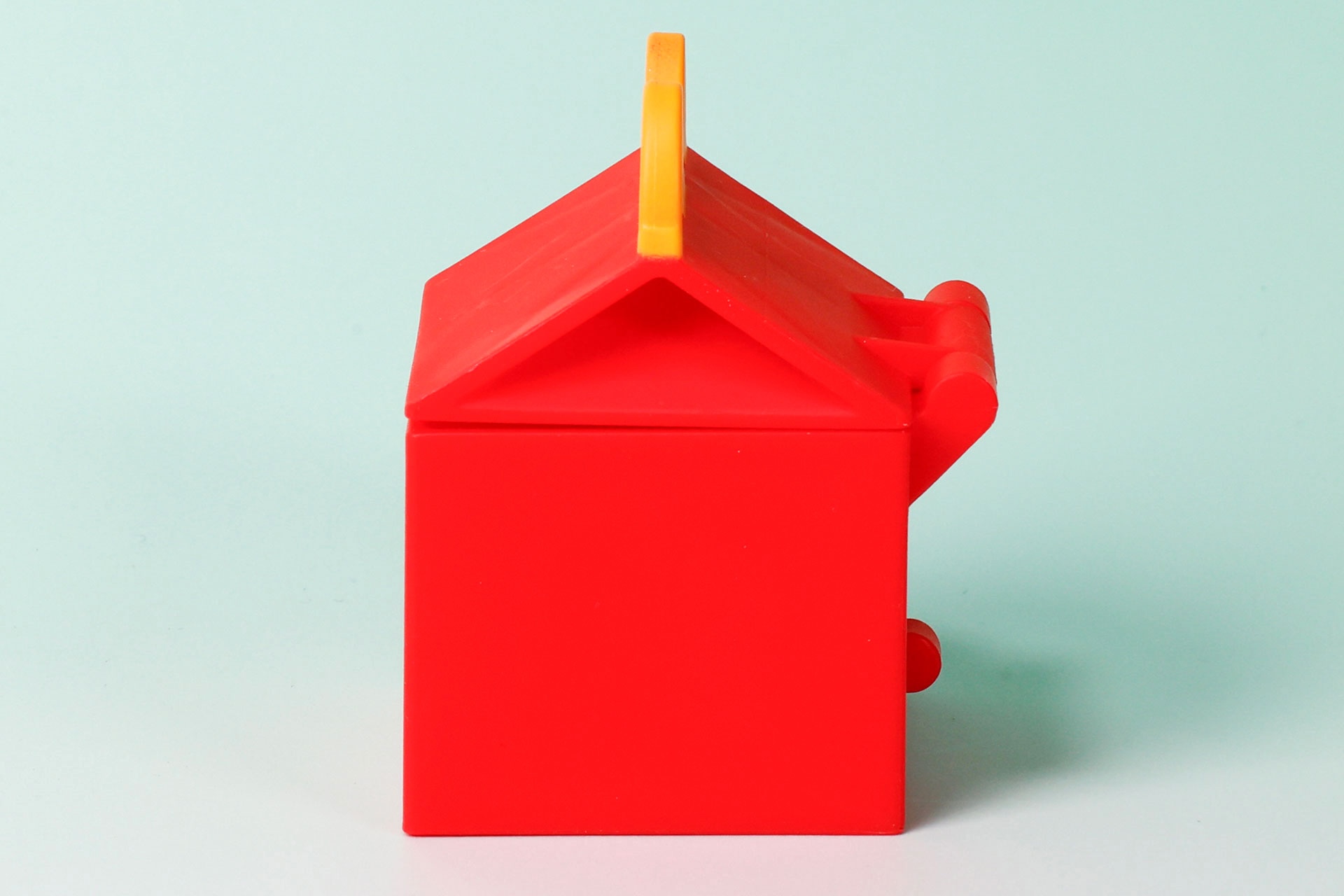 牛乳のパッケージのような形状だ