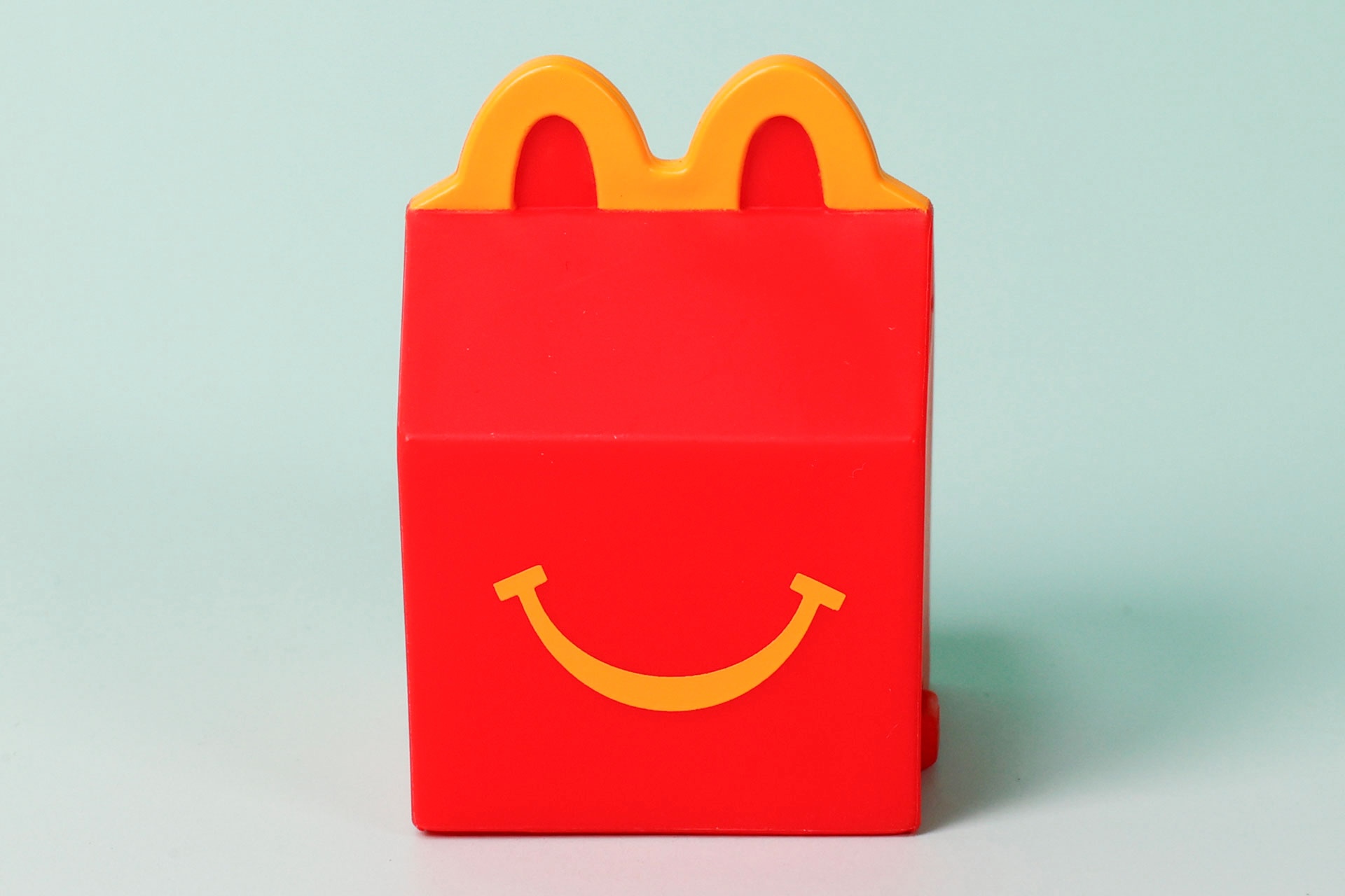 こちらもハッピーミールの箱がモチーフになっている