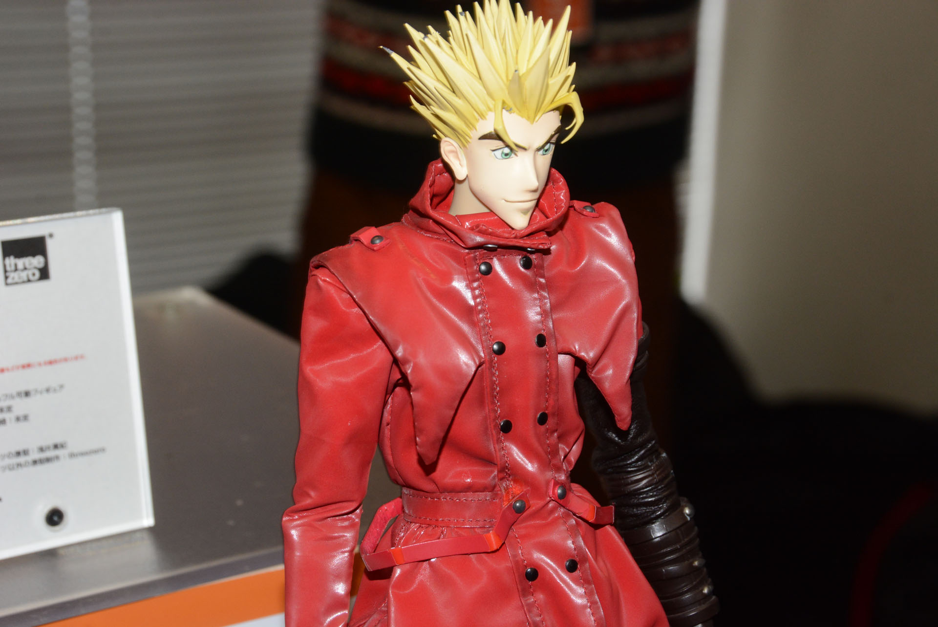 全身を包む真っ赤なコートに逆立った金髪、手にするのは銀色の大型リボルバー。ヴァッシュの複雑なキャラクターデザインをフィギュア化