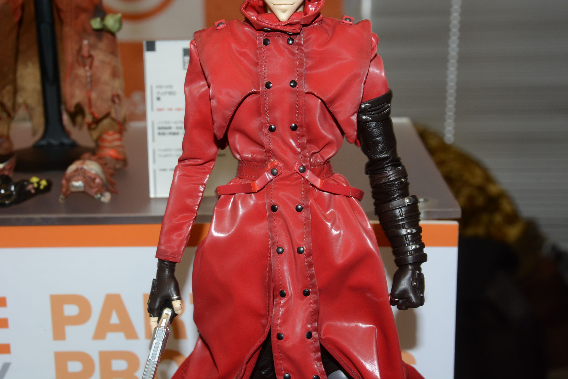 フィギュアに布製の服を着せる場合、布の生地の厚さなどでシルエットが崩れがちだが、本商品は塗料による加工でデザインをしっかり再現しながら、布の質感もしっかり表現している