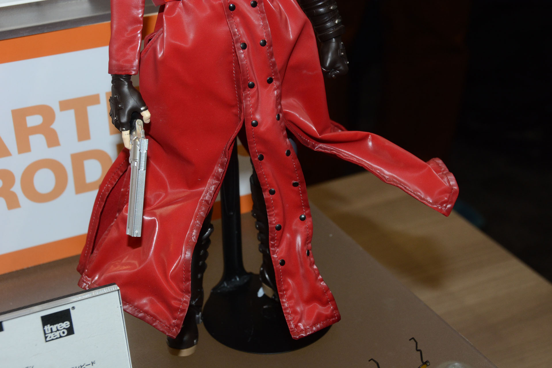 服の裾部分にはワイヤーが入っており、表情付けが可能