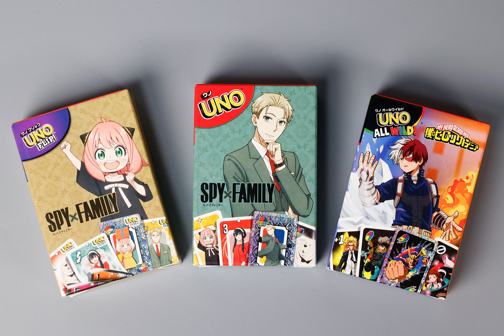 こちらが第1弾（2月27日〜3月5日）のハッピーセット「みんなでUNO」に登場するおもちゃ。写真左から「UNO フリップ SPY×FAMILY アーニャ」、「UNO SPY×FAMILY ロイド」、「UNO オールワイルド 僕のヒーローアカデミア 轟 焦凍（とどろき しょうと）」