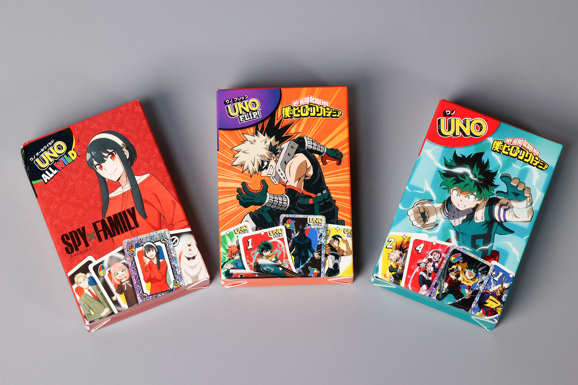 こちらが第2弾（3月6日〜3月12日）のハッピーセット「みんなでUNO」に登場するおもちゃ。写真左から「UNO オールワイルド SPY×FAMILY ヨル」、「UNO フリップ 僕のヒーローアカデミア 爆豪 勝己（ばくごう かつき）」、「UNO 僕のヒーローアカデミア 緑谷 出久（みどりや いずく）」