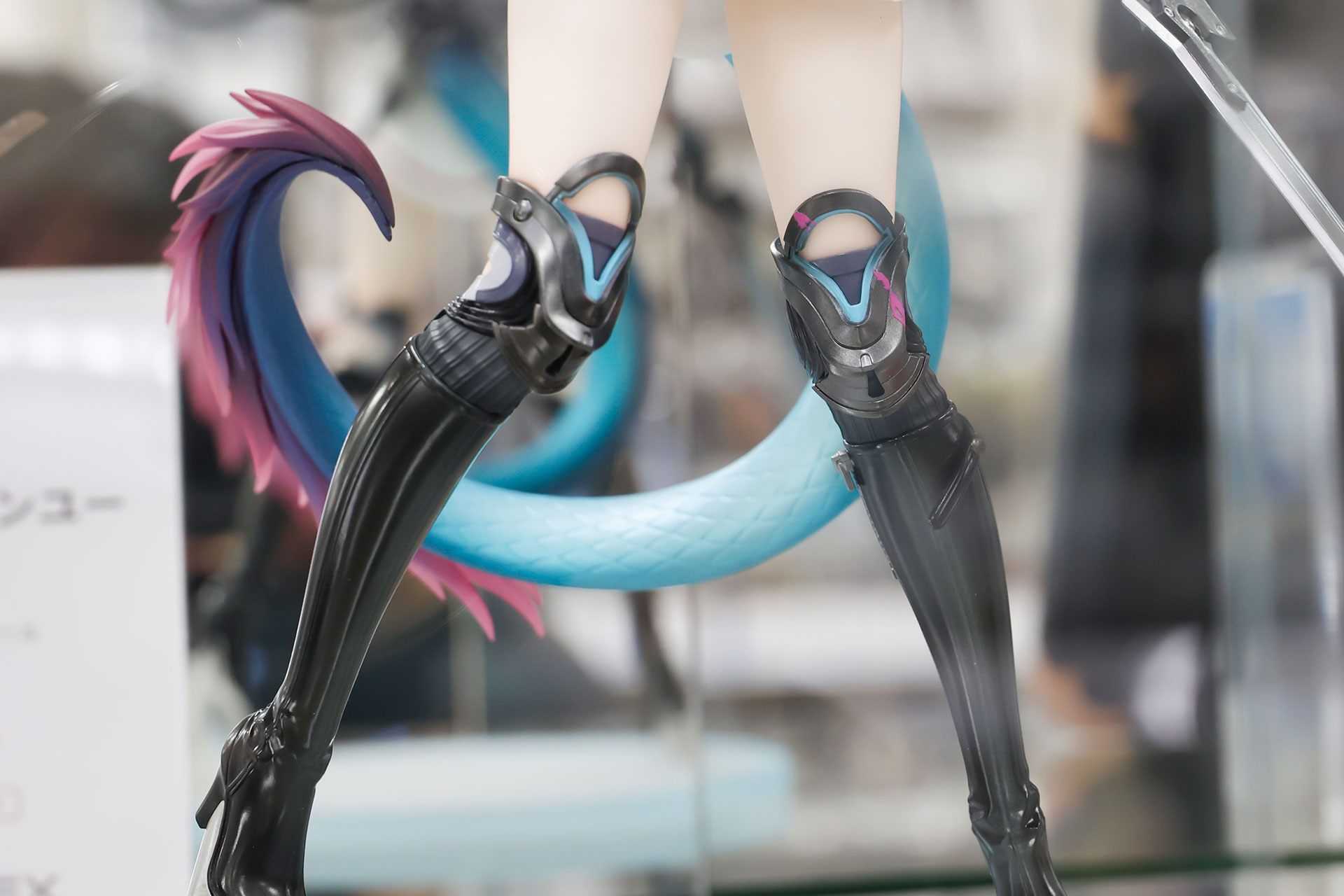 足元は黒いロングブーツを履いている