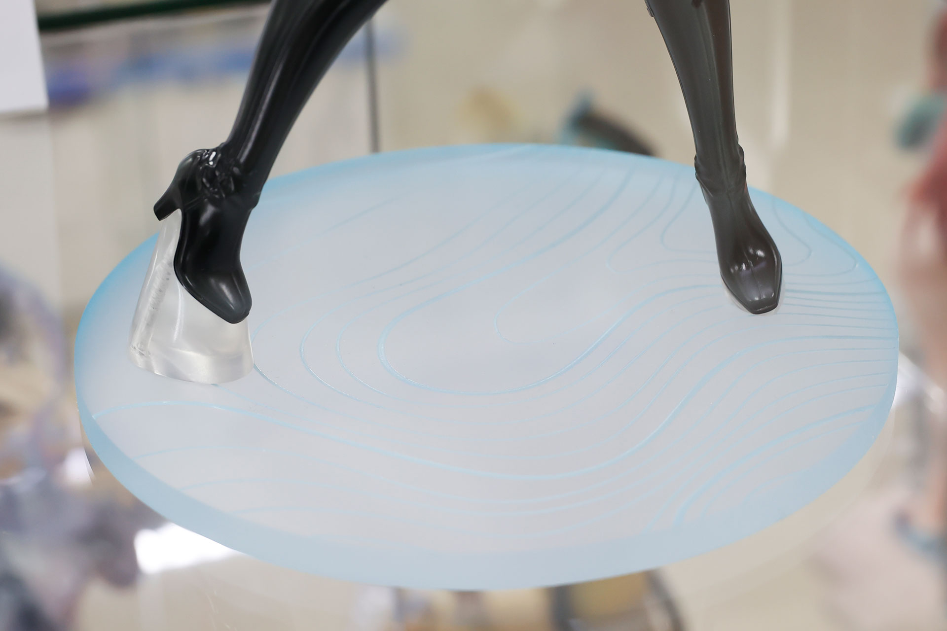 台座はシンプルだ