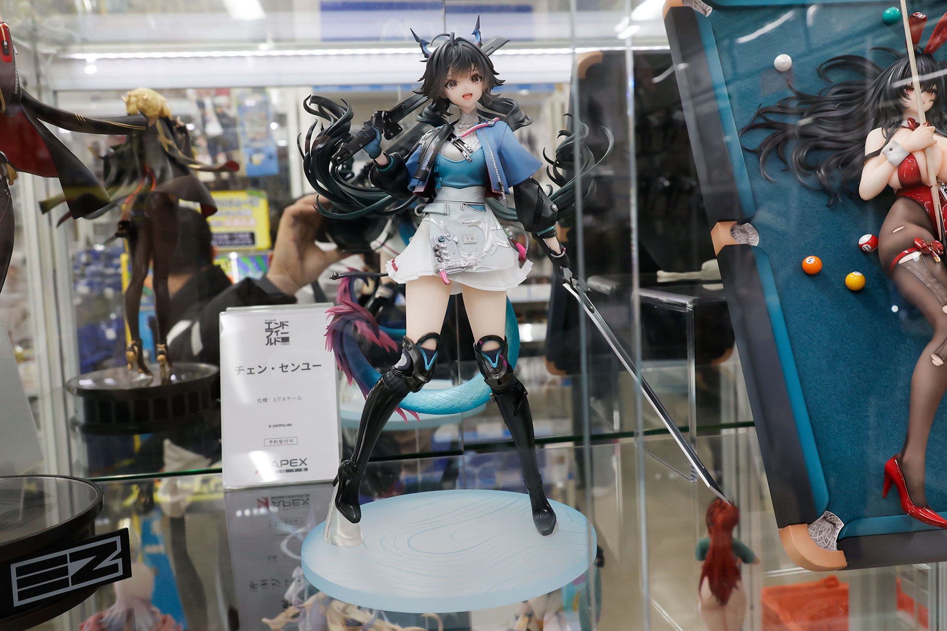 フィギュアの素材はPVCとABSで、台座部分を含む全高は約280mmだ