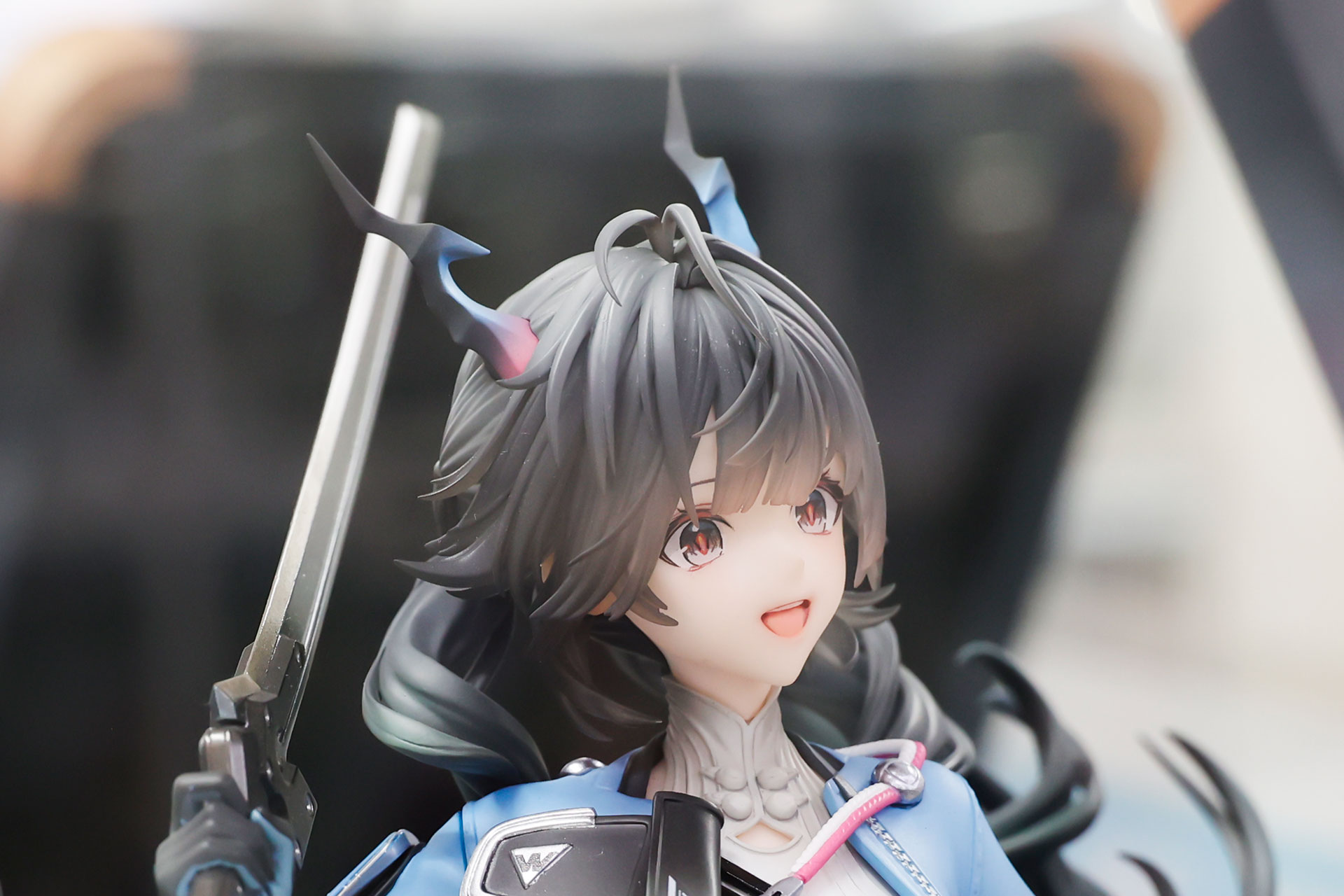 頭には鋭いツノが伸びている