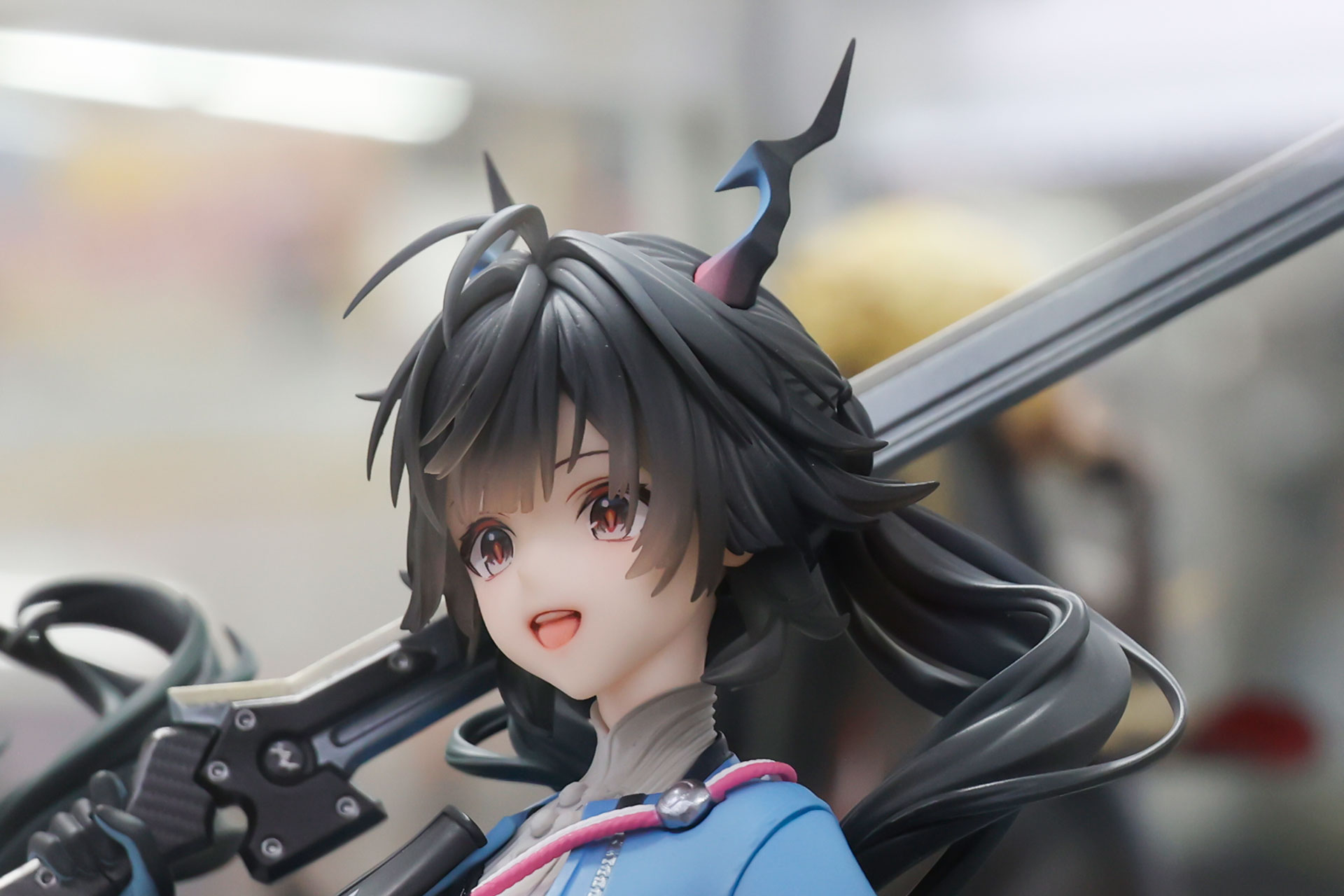 後頭部あたりから長い髪が伸びている