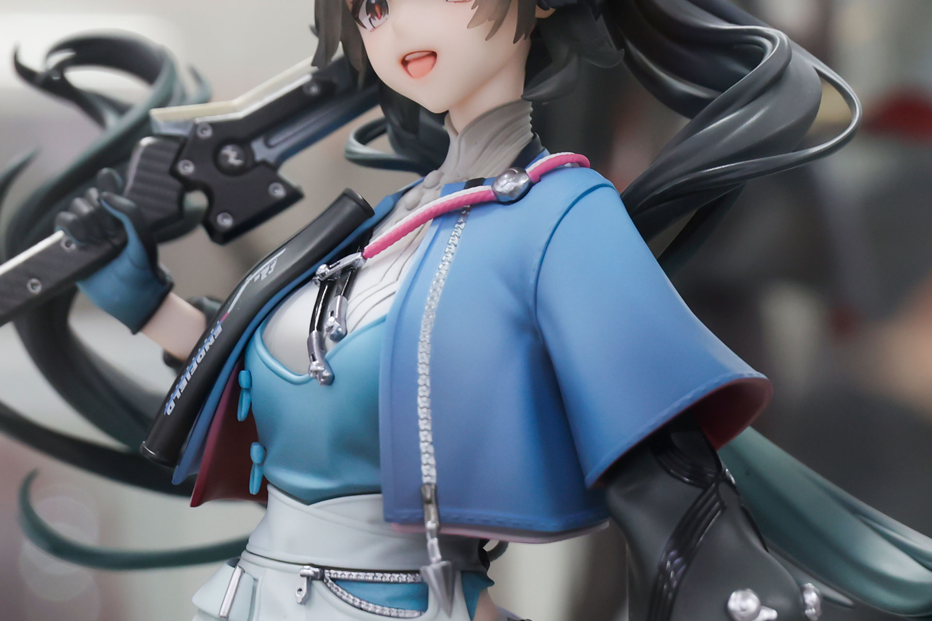 複数の衣装を重ね着している