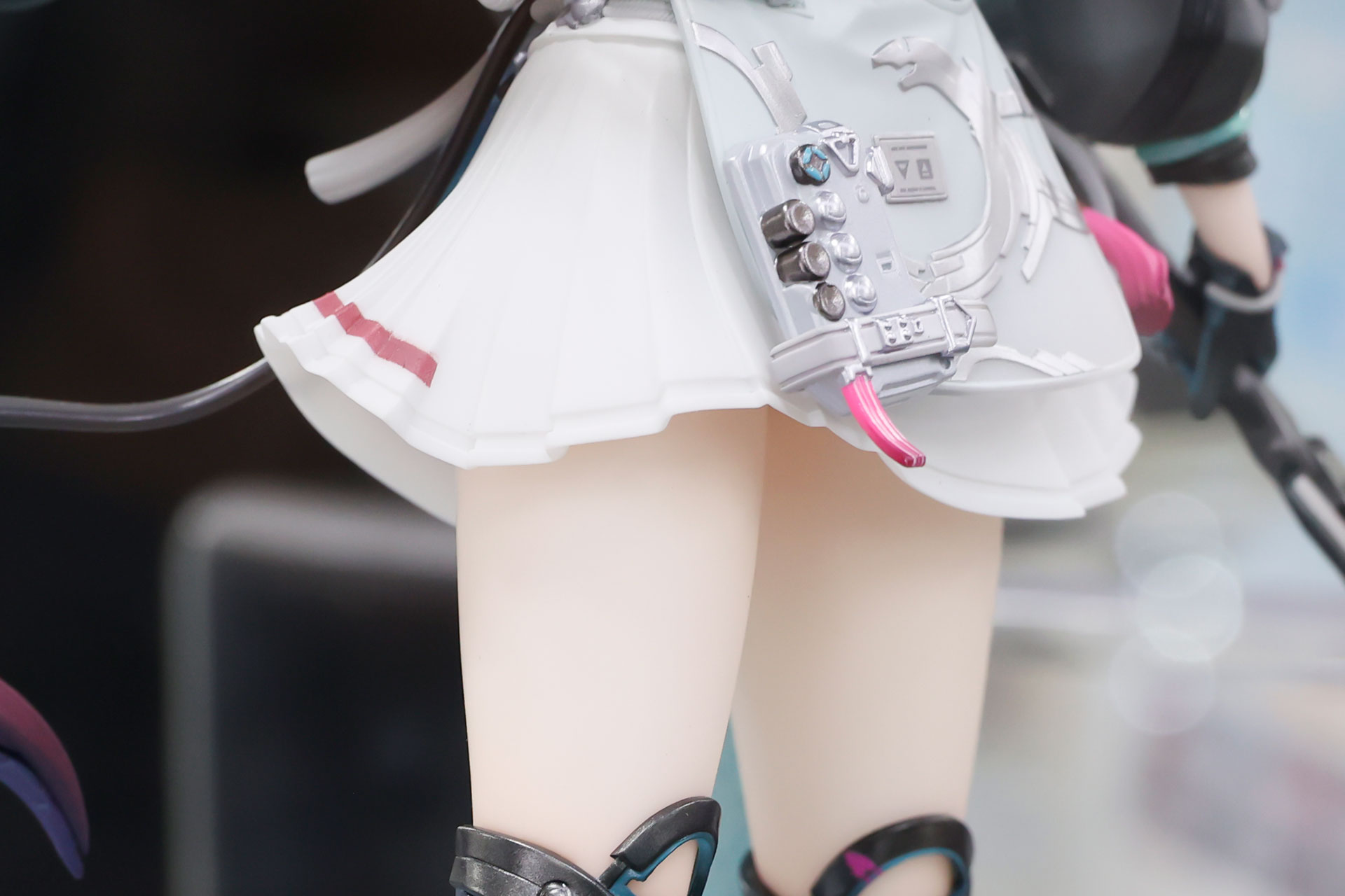 スカートにもメカニカルなパーツが付けられている