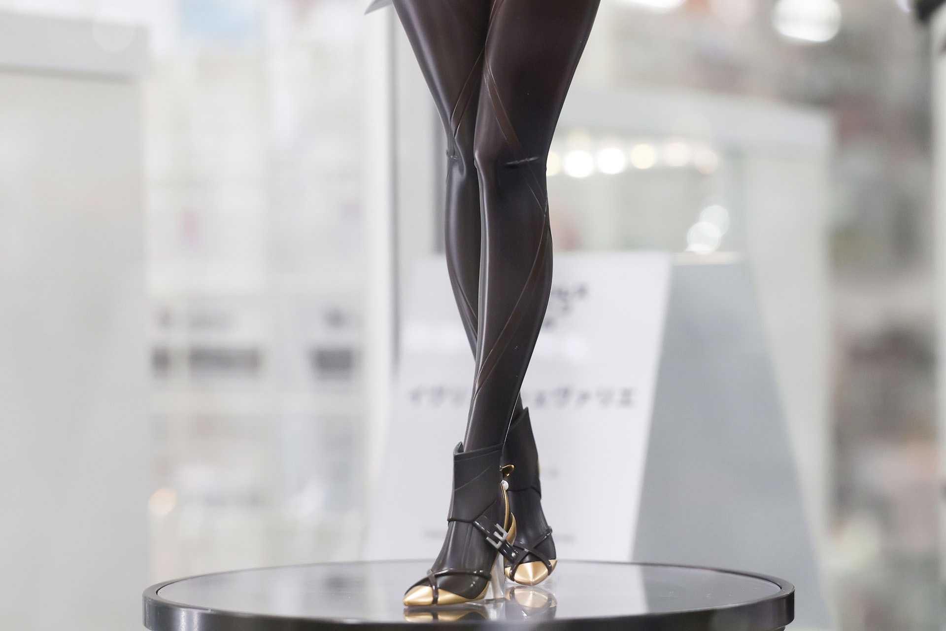 金色のハイヒールがおしゃれだ