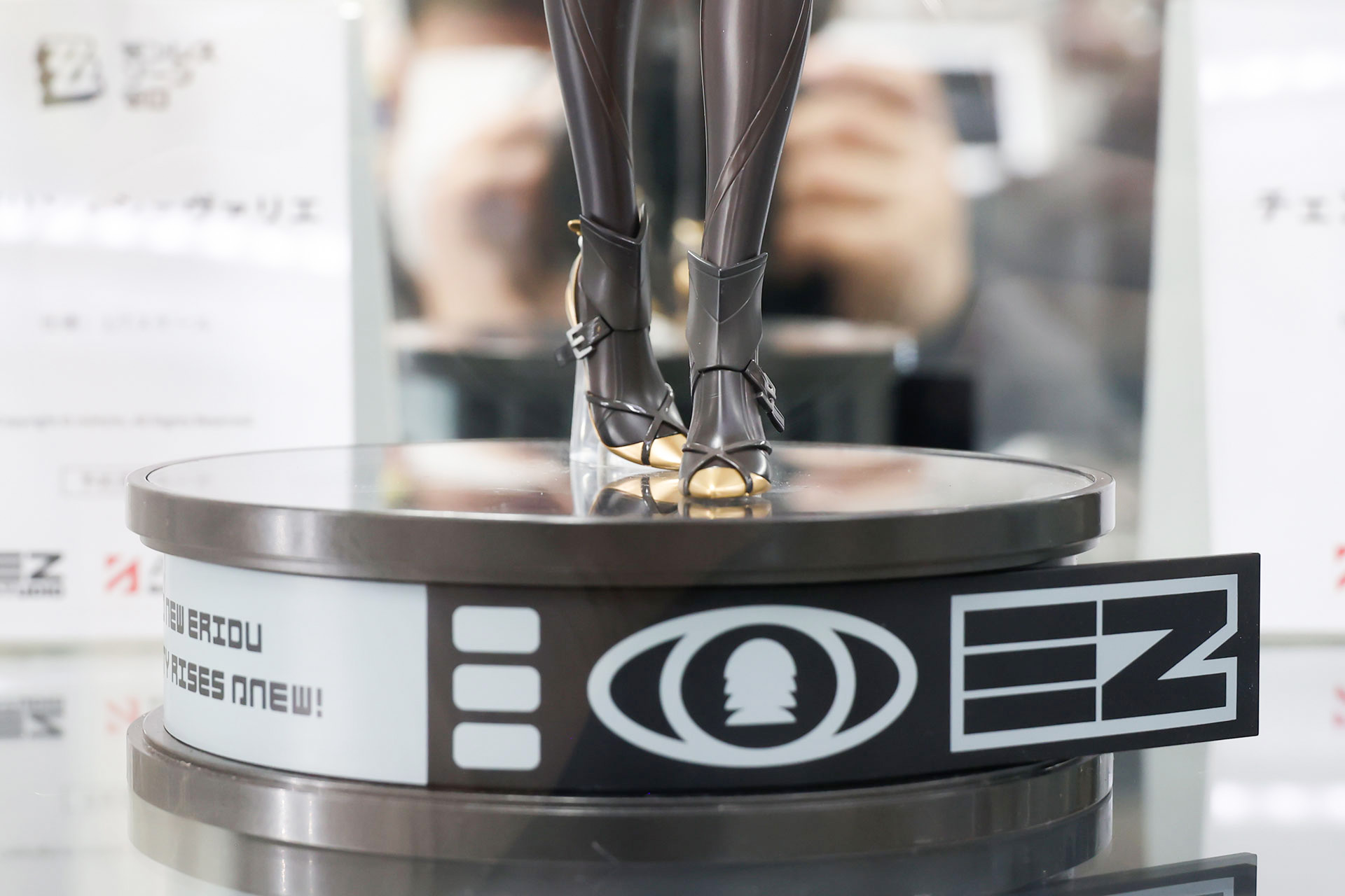 台座はこれだけの厚みがある