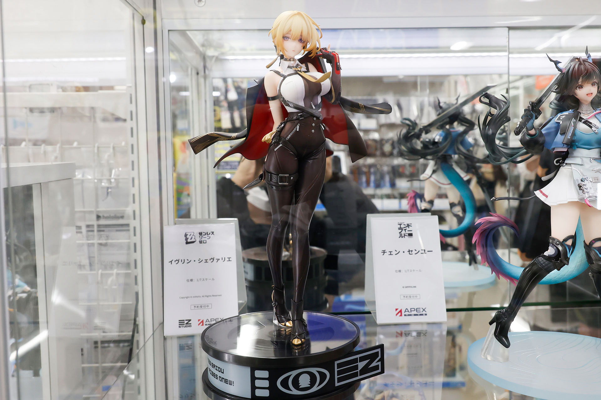 フィギュアの素材はPVCとABSで、台座部分を含む全高は約300mmだ