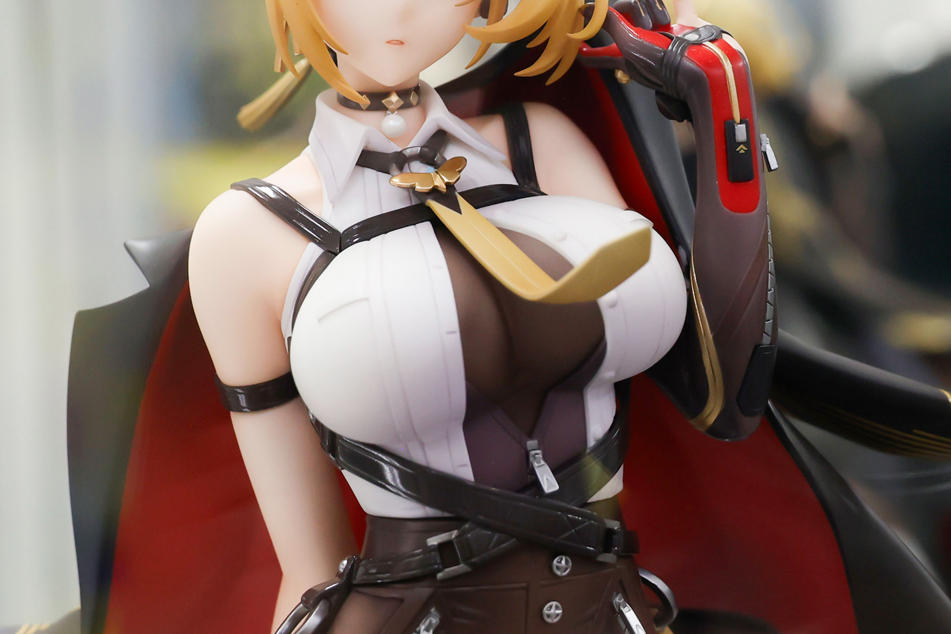 ネクタイが少し浮いている