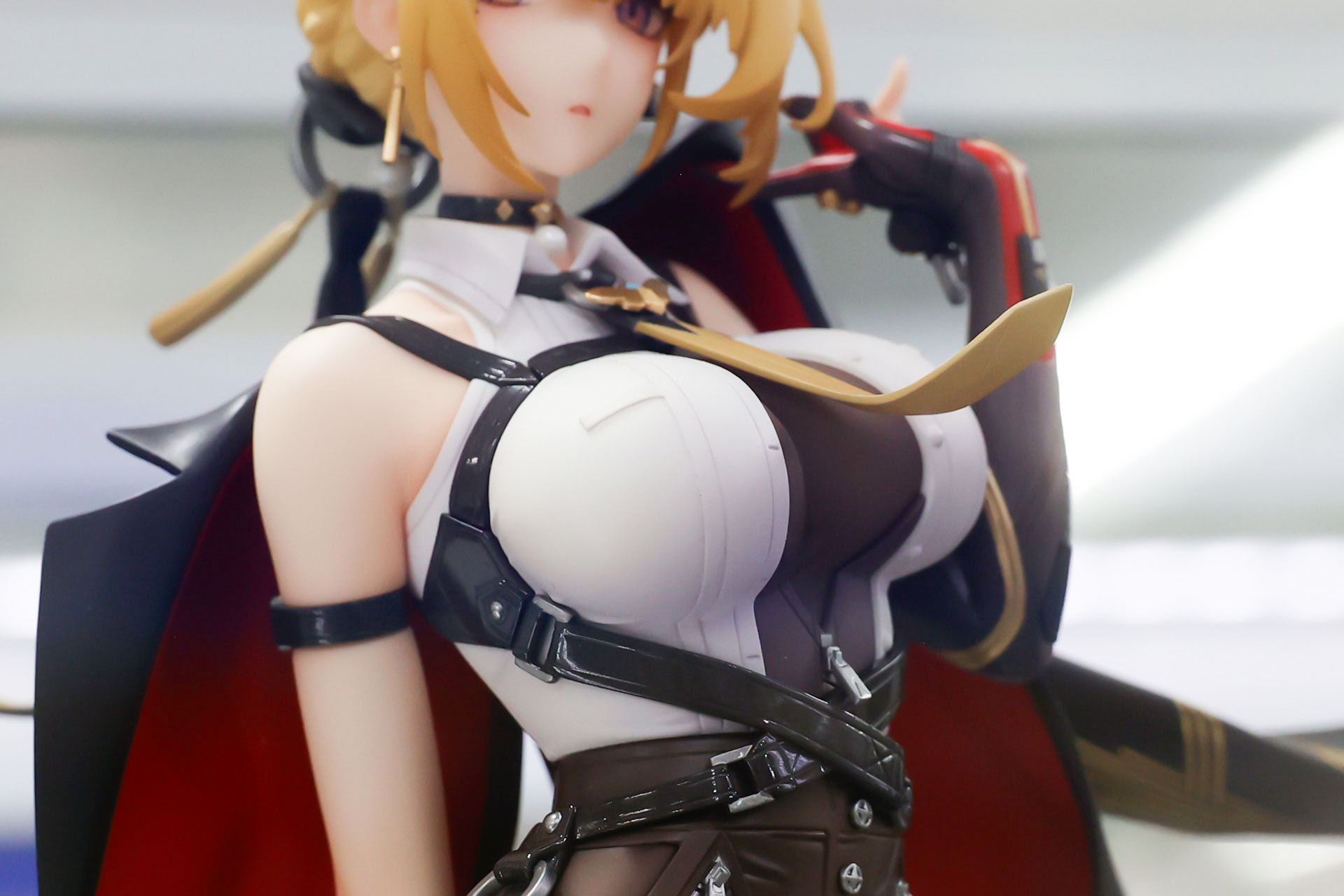 紐で固定されている分、大きなバストが強調されて見える