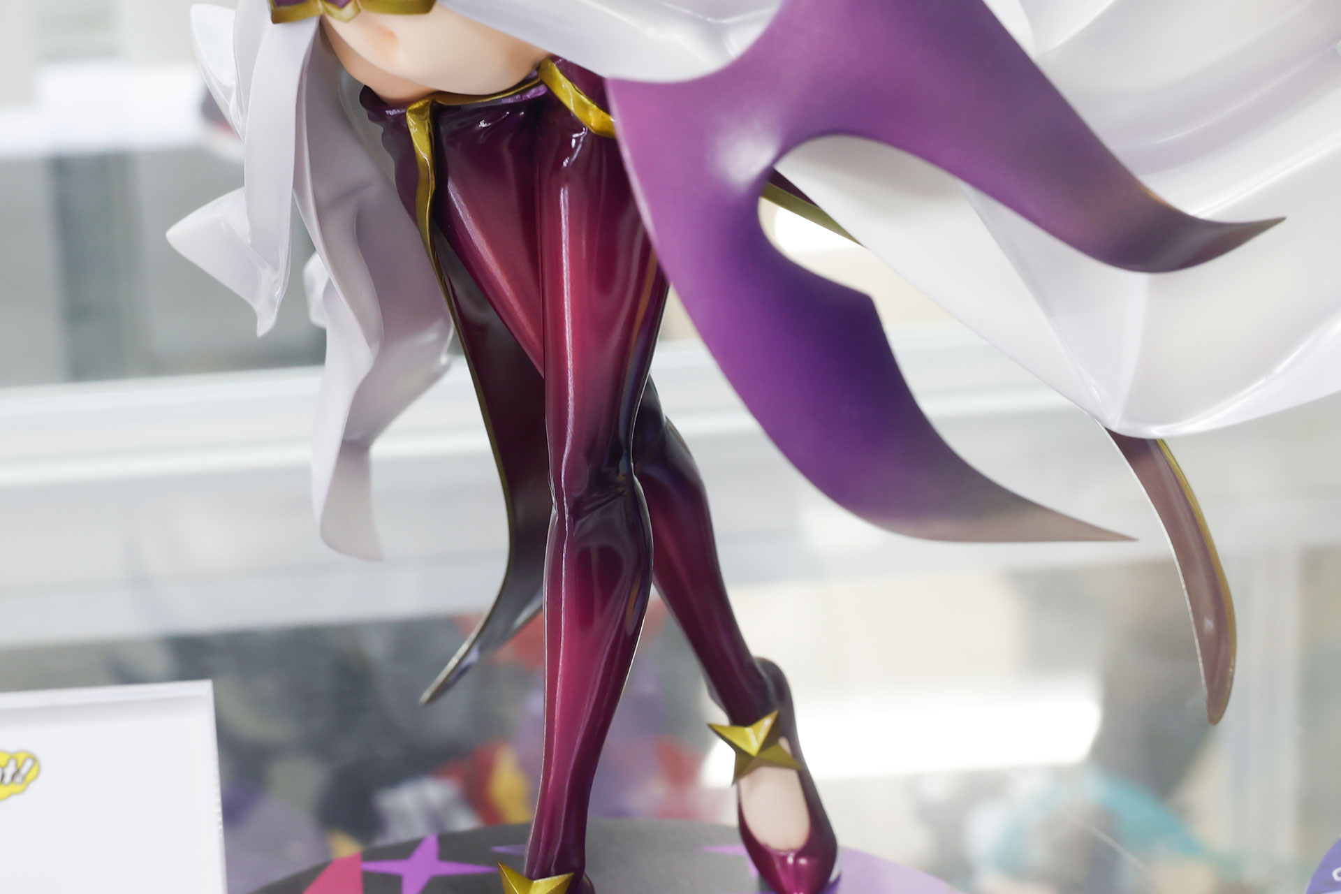 パンツ部分は光沢感のある仕上がりだ