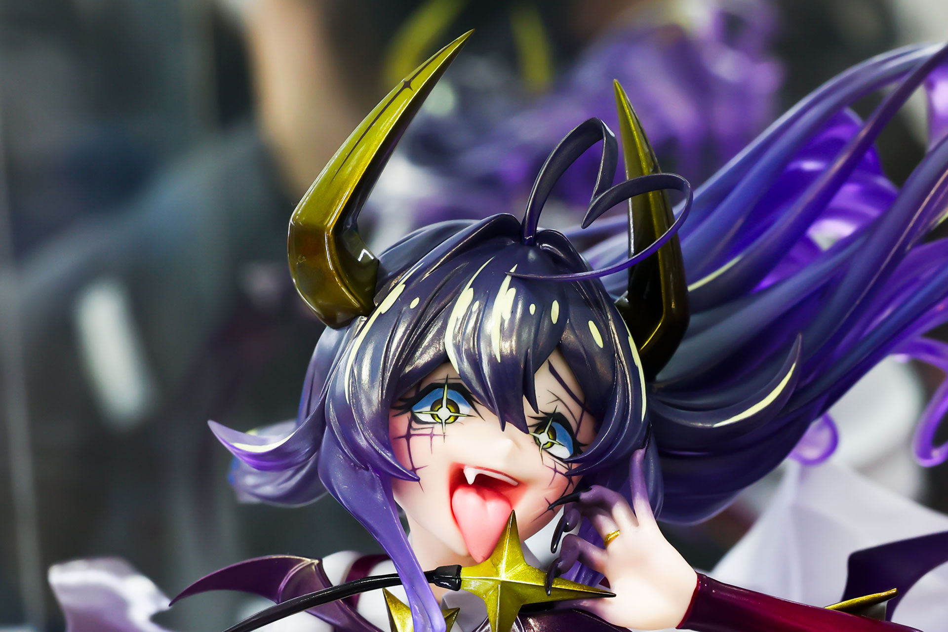 どこか狂気に満ちた表情だ