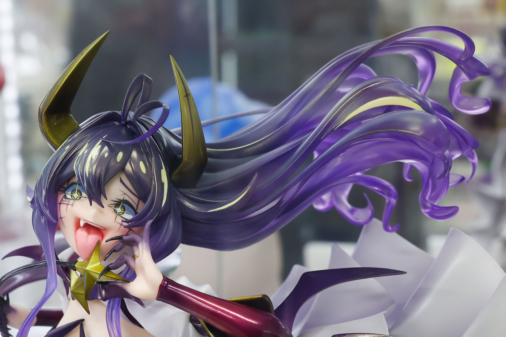 髪はクリアパーツで透明感のある仕上がりだ