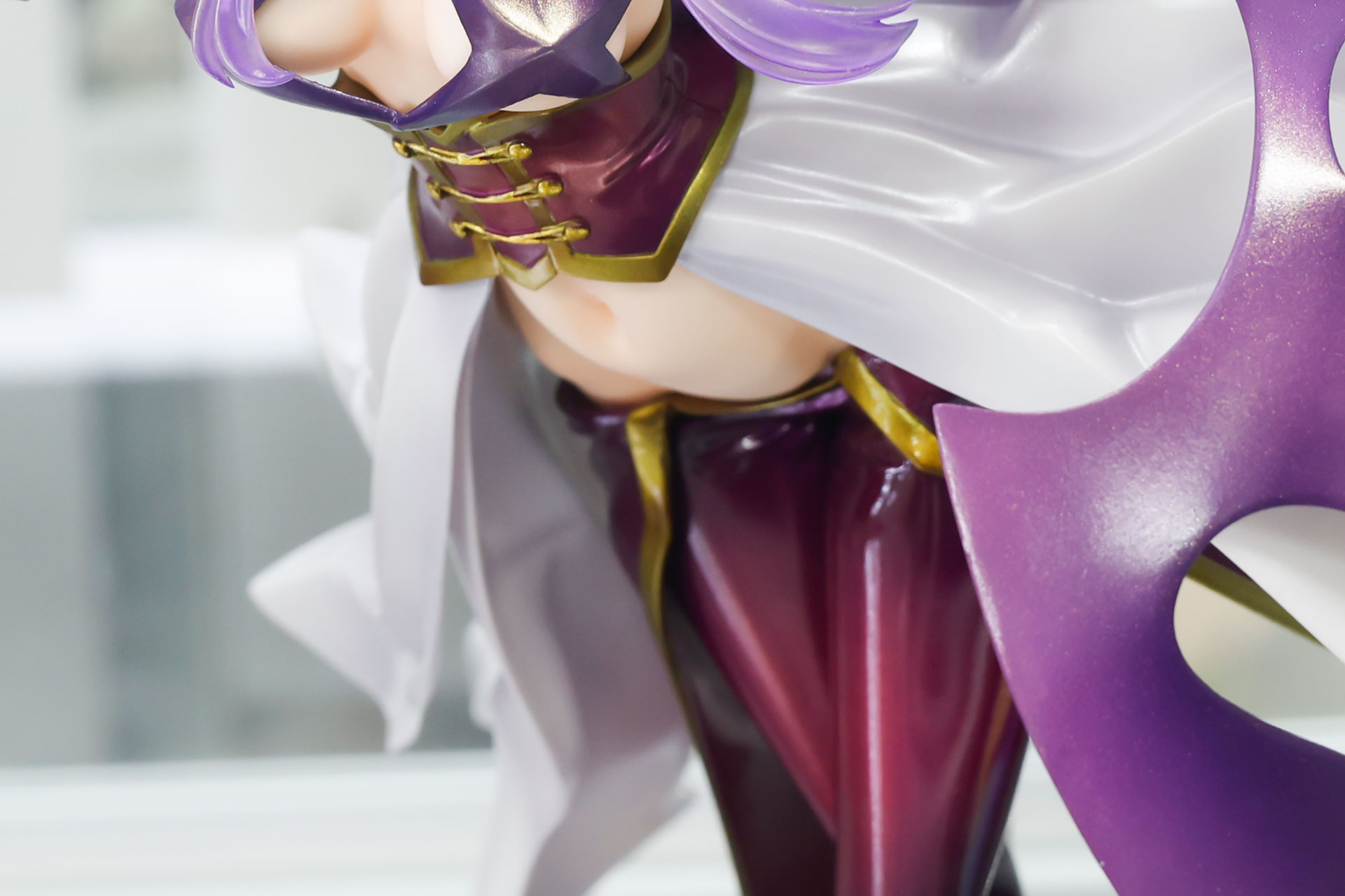 お腹周りは大きく露出している