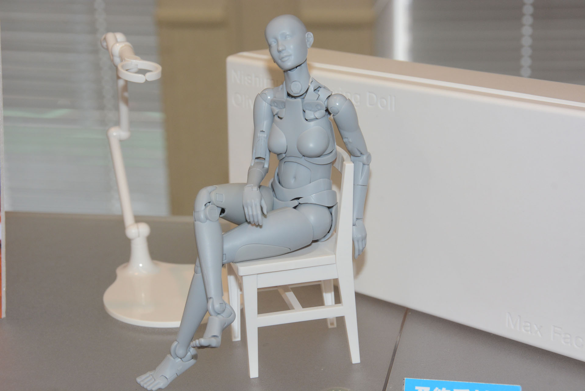 「西村式デッサン人形 オリーブさん」は「どんなポーズも人体として自然に、思いのままとれる『理想のデッサン人形』」を目指して設計されている。「GRAY」と「FLESH」の2種が用意されている