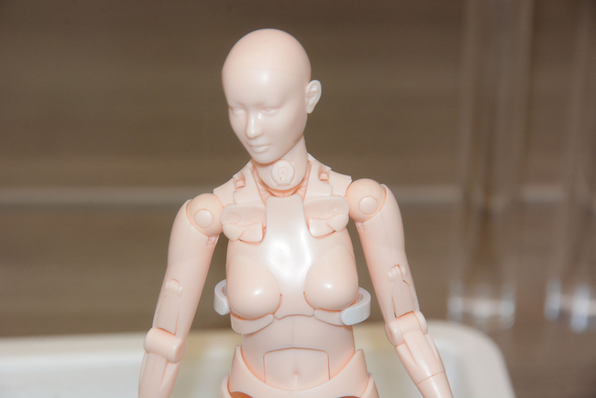 細かい部品が集中している腕の付け根。人体がどう動くか、肩や上半身のラインはどうなるかを研究して設計されている