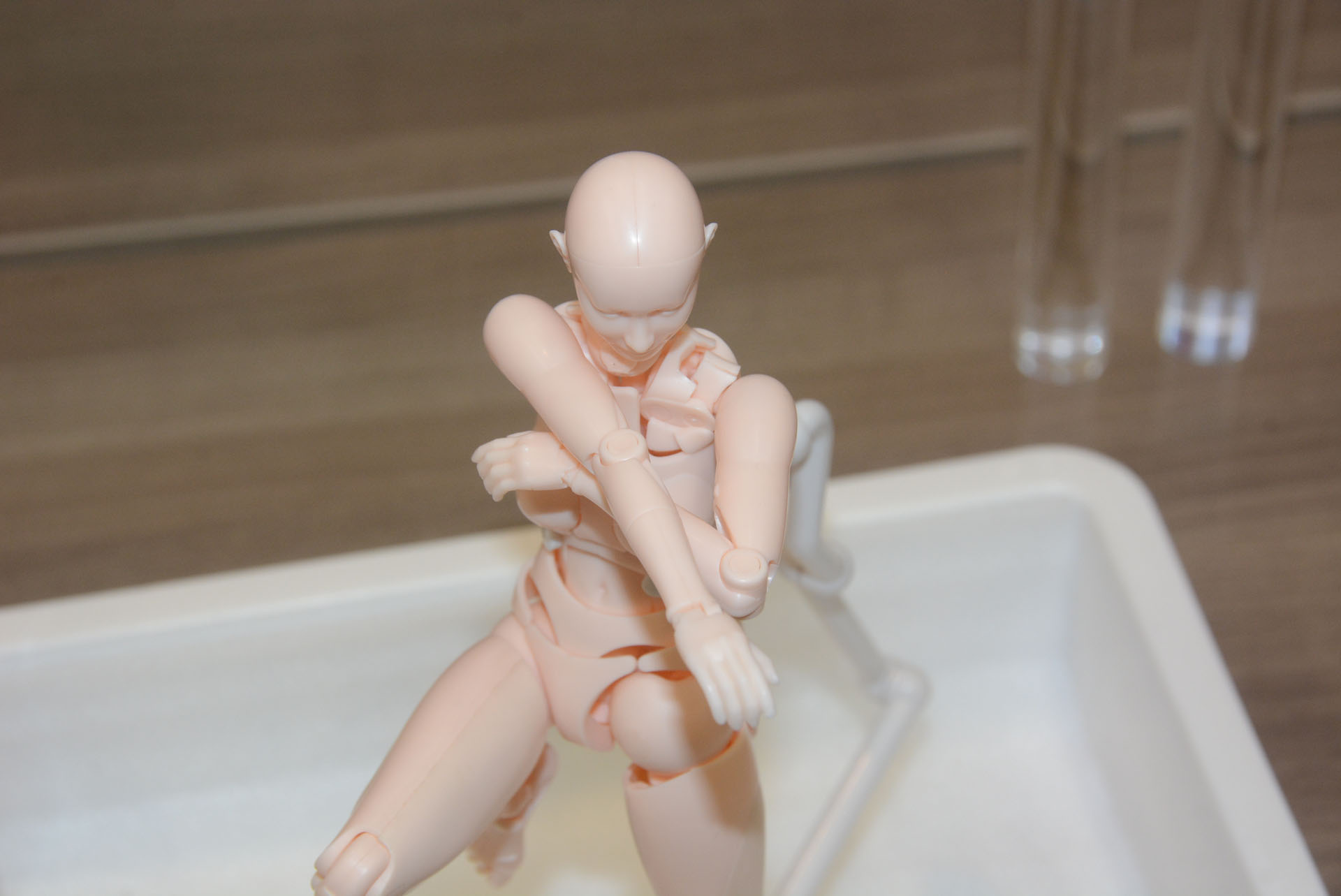 例えば腕のストレッチや、内側に腕を向ける時、腕の付け根はどう動くのか？　フィギュアを動かすことで、改めて人体の動きを実感できる