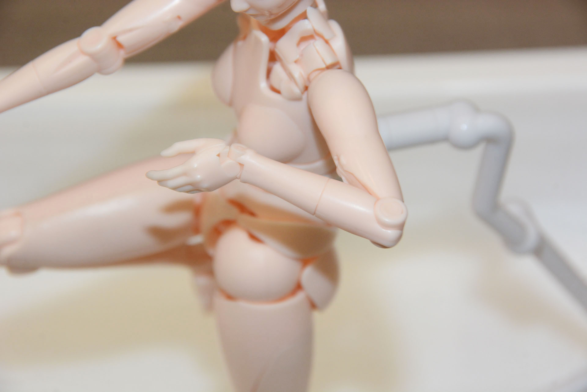 手首の動き。従来のボールジョイント関節とは全く異なる自然なシルエットが作られている。人間の体がどう動くか実感できる