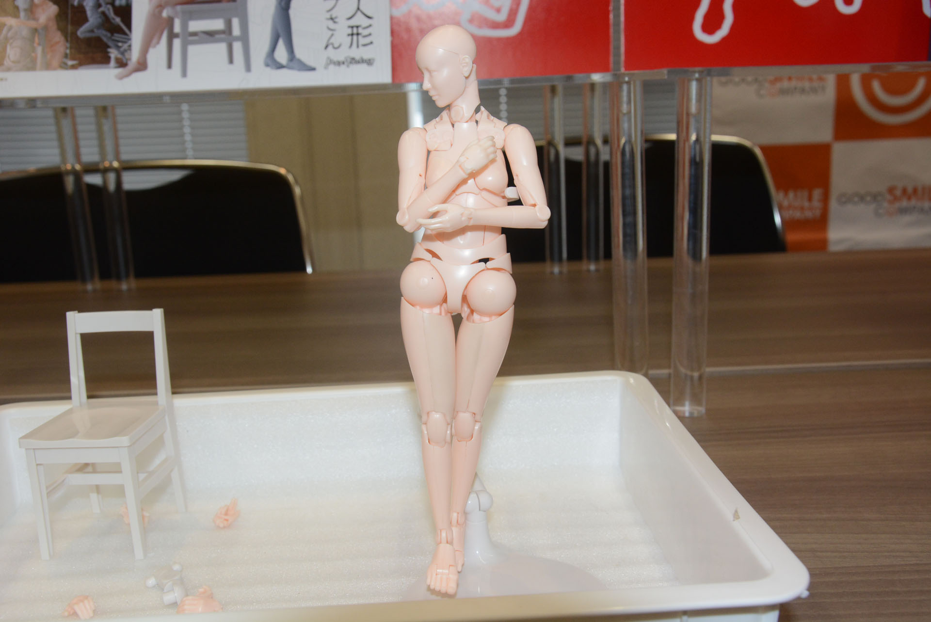 内ももが軟質素材になっているので、足をそろえた時の部品が干渉する部分も自然に表現できる