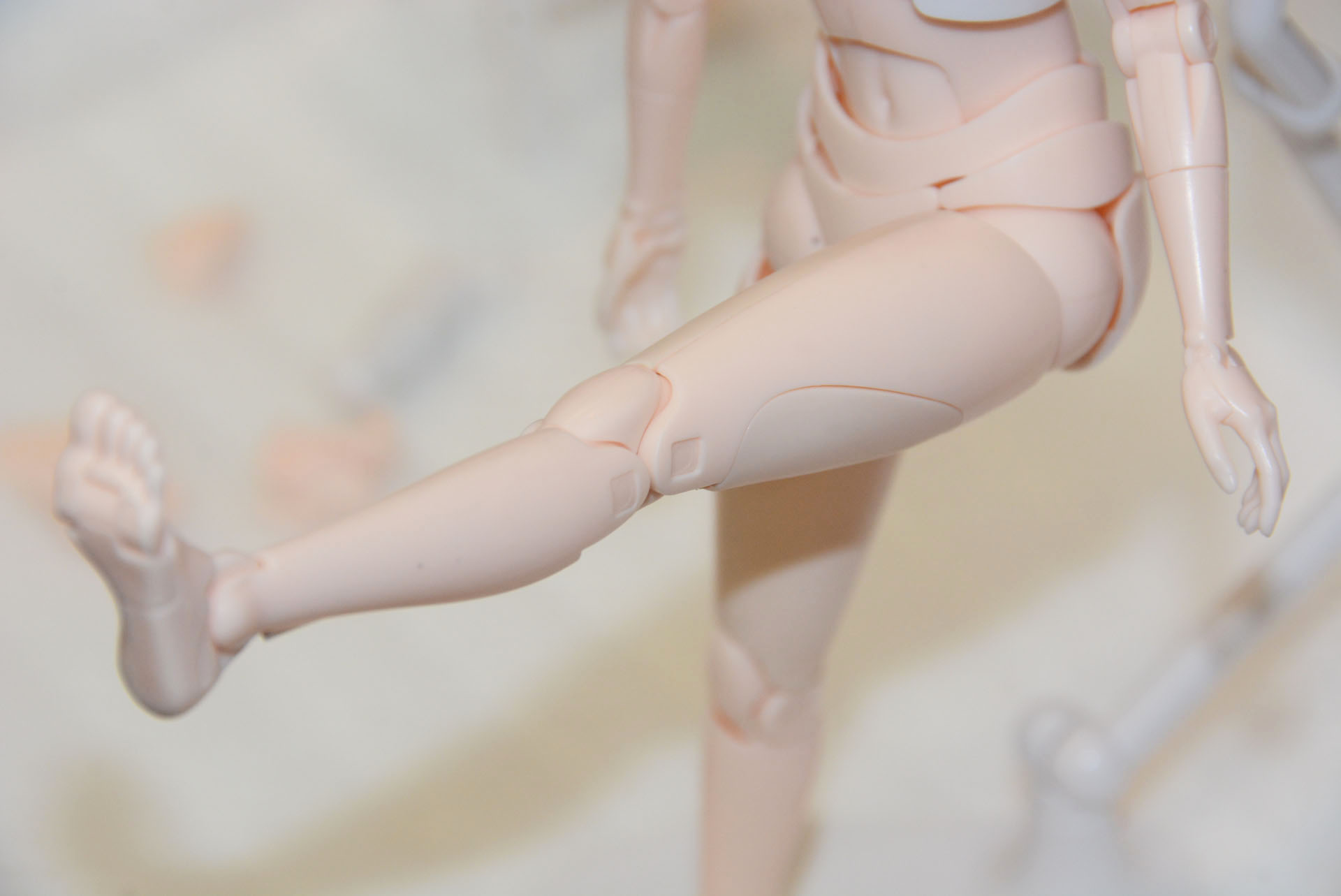 膝の設計は特許出願中だという。内側から部品が見えることで丸く自然なシルエットになる