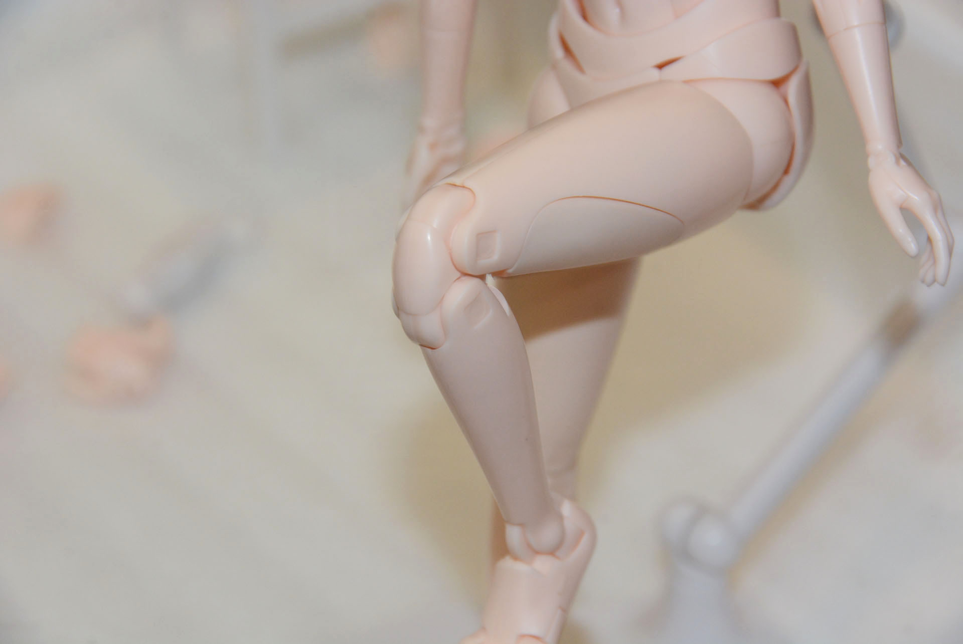 膝の設計は特許出願中だという。内側から部品が見えることで丸く自然なシルエットになる