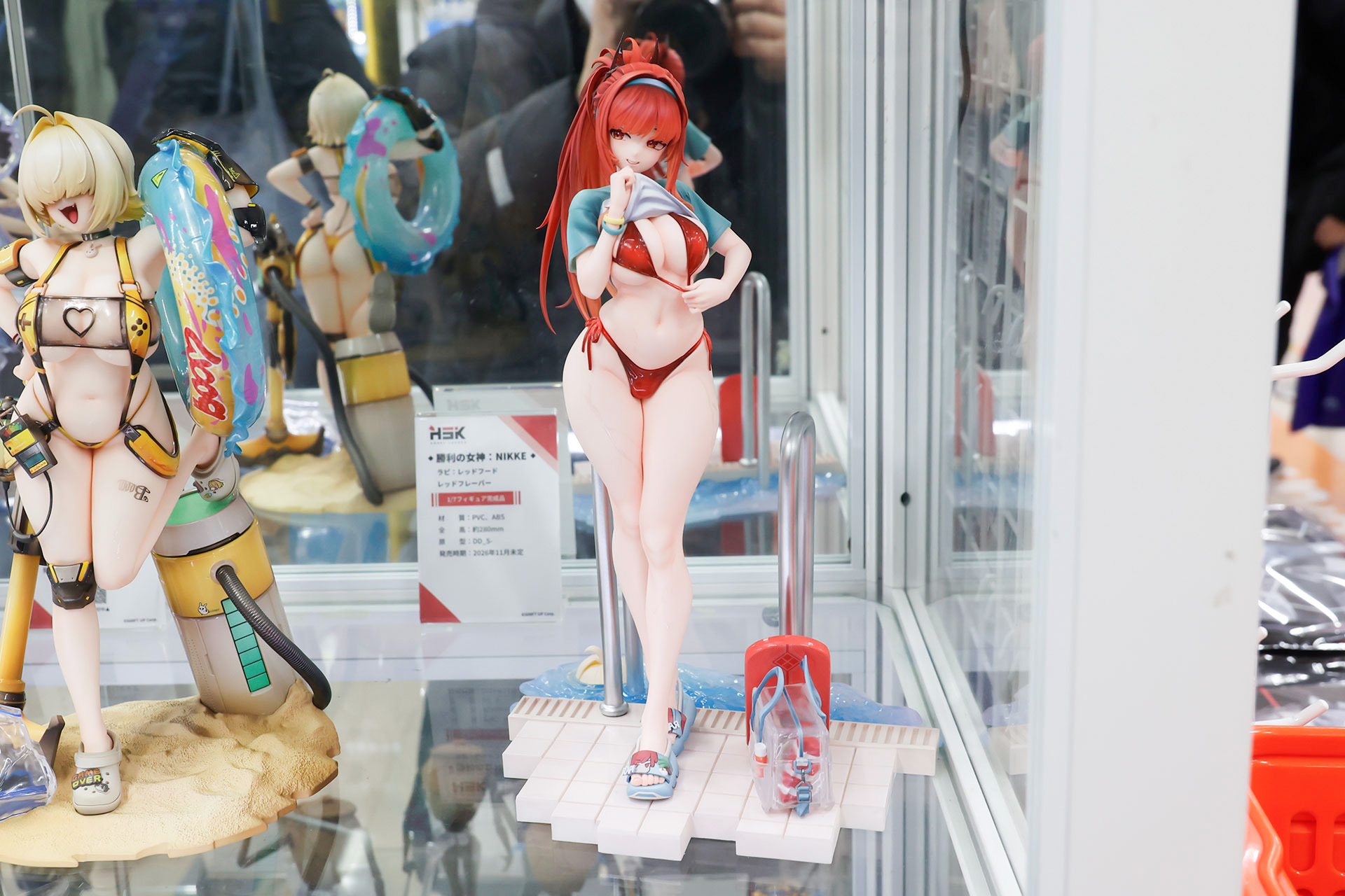 フィギュアの素材はPVCとABSで、台座部分を含む全高は約280mmだ