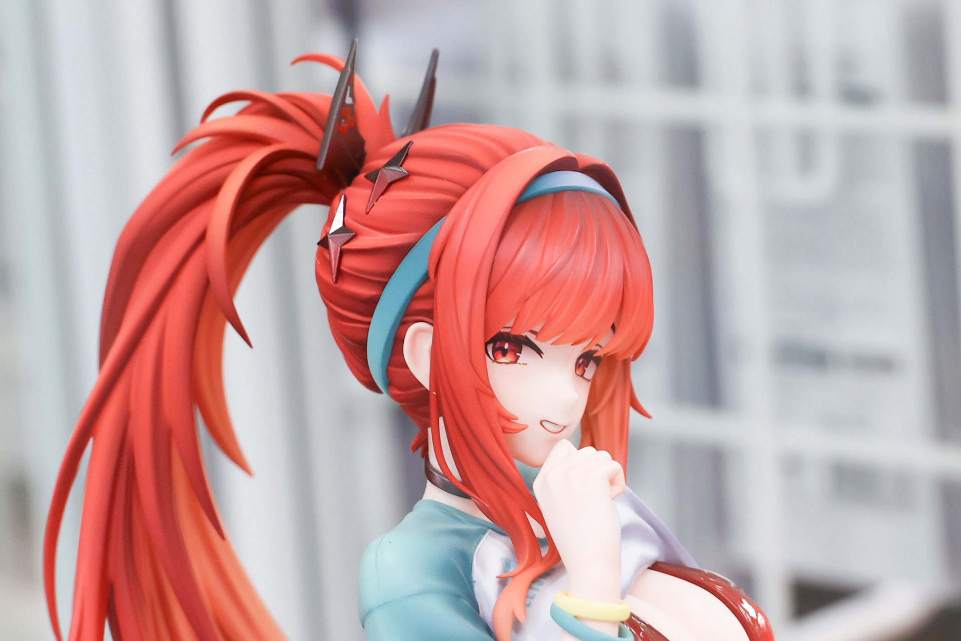 髪にアクセサリーがたくさん付けられている