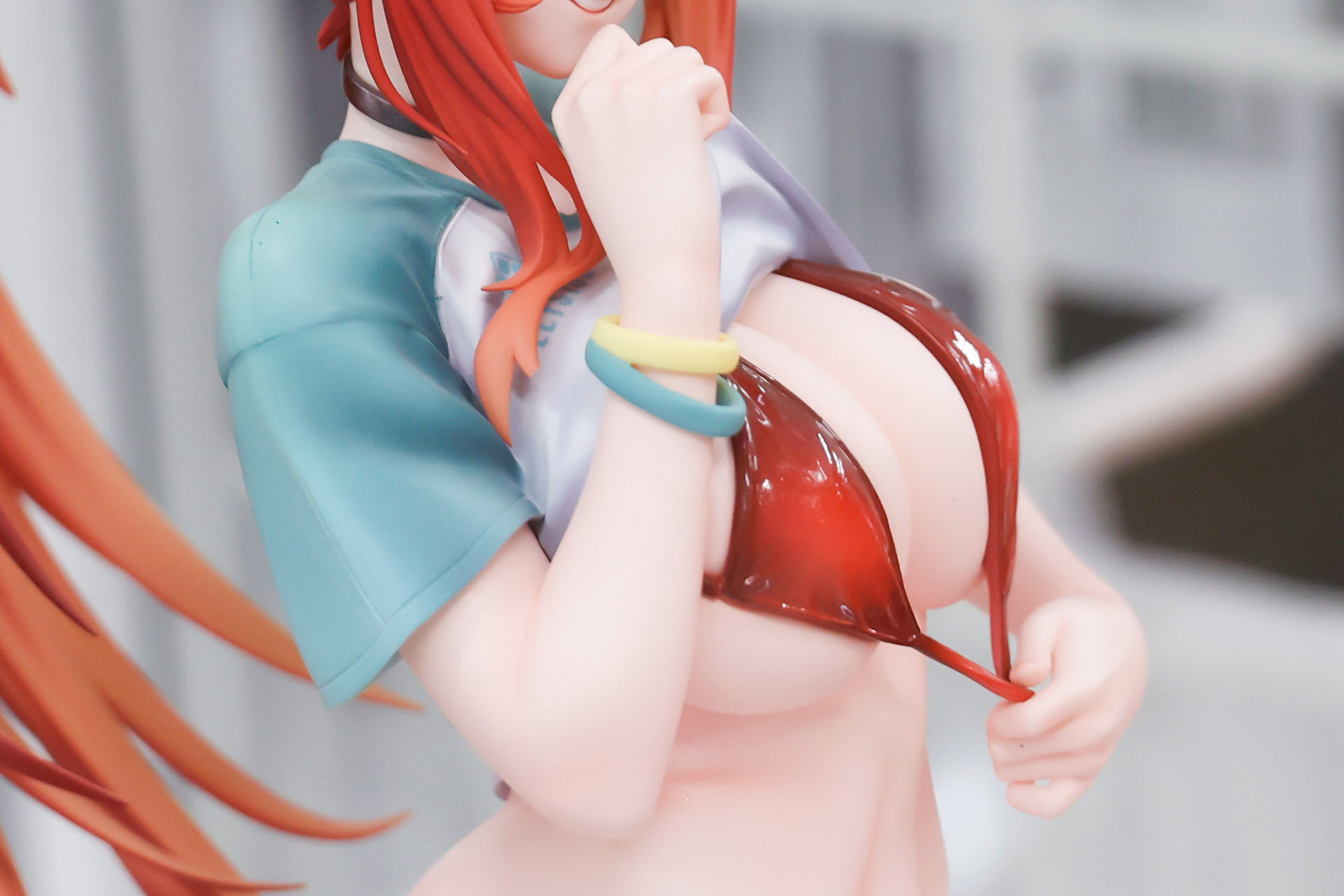 大きなバストがより強調されているように見える