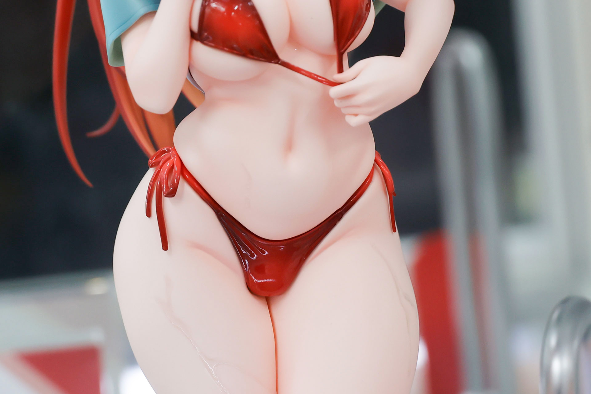 下半身のビキニもほぼ紐に近いスタイルだ