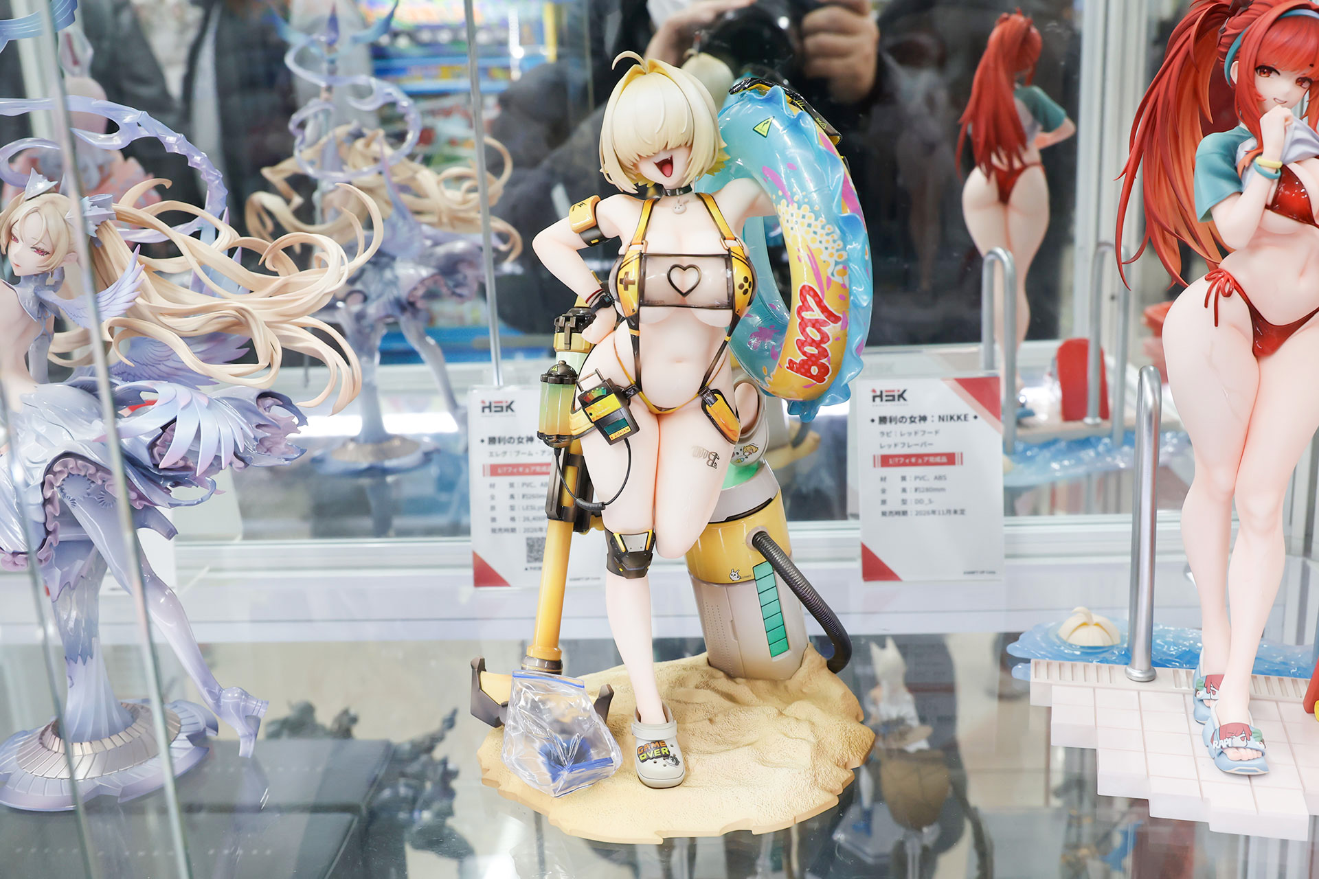 フィギュアの素材はPVCとABSで、台座部分を含む全高は約280mmだ