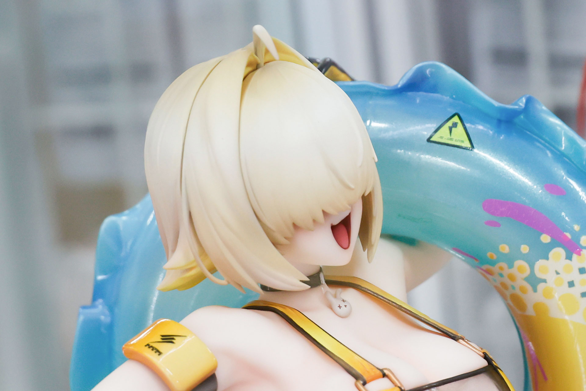 目は前髪で覆い隠されている