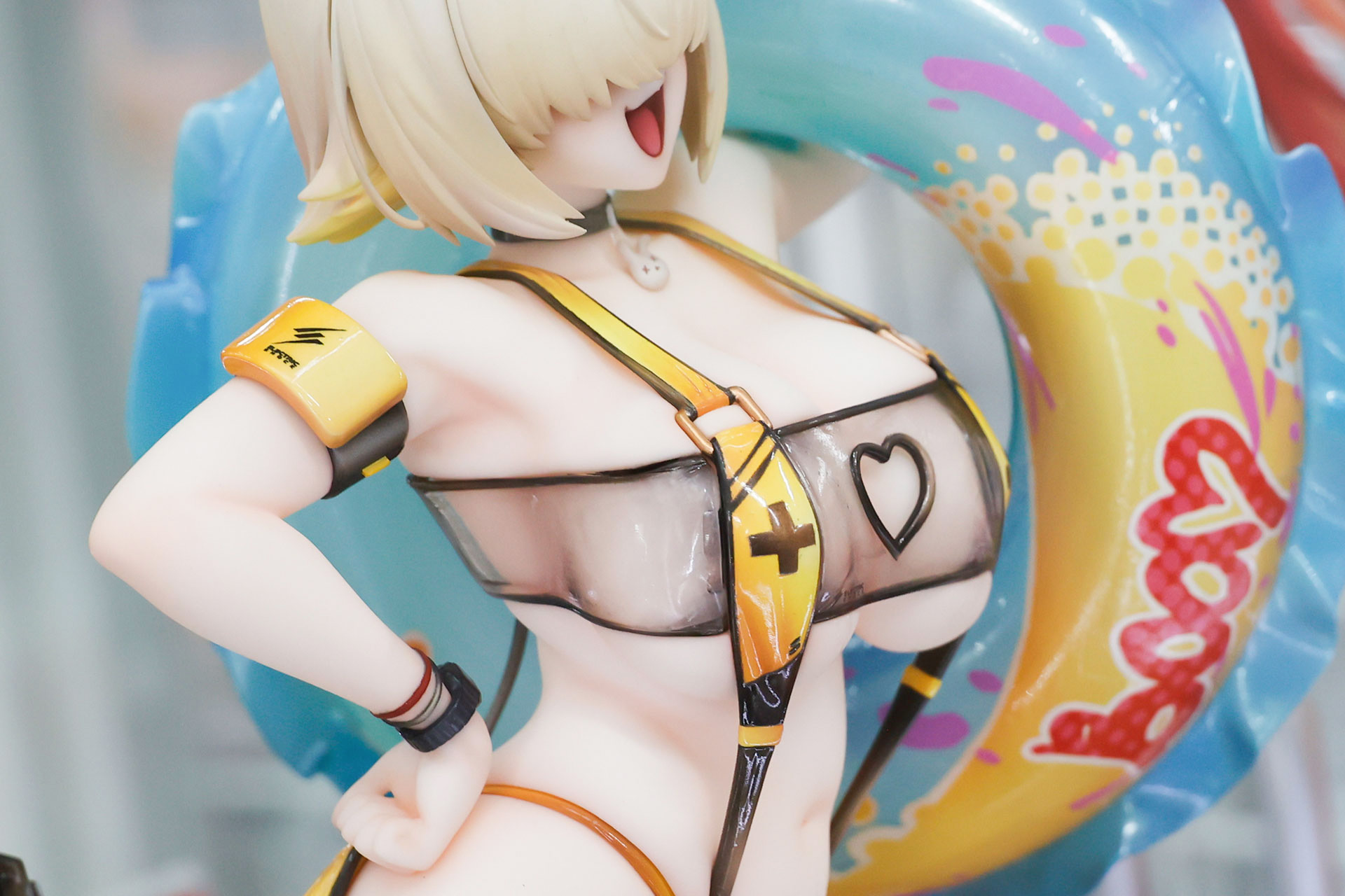 大きな浮き輪を抱えている