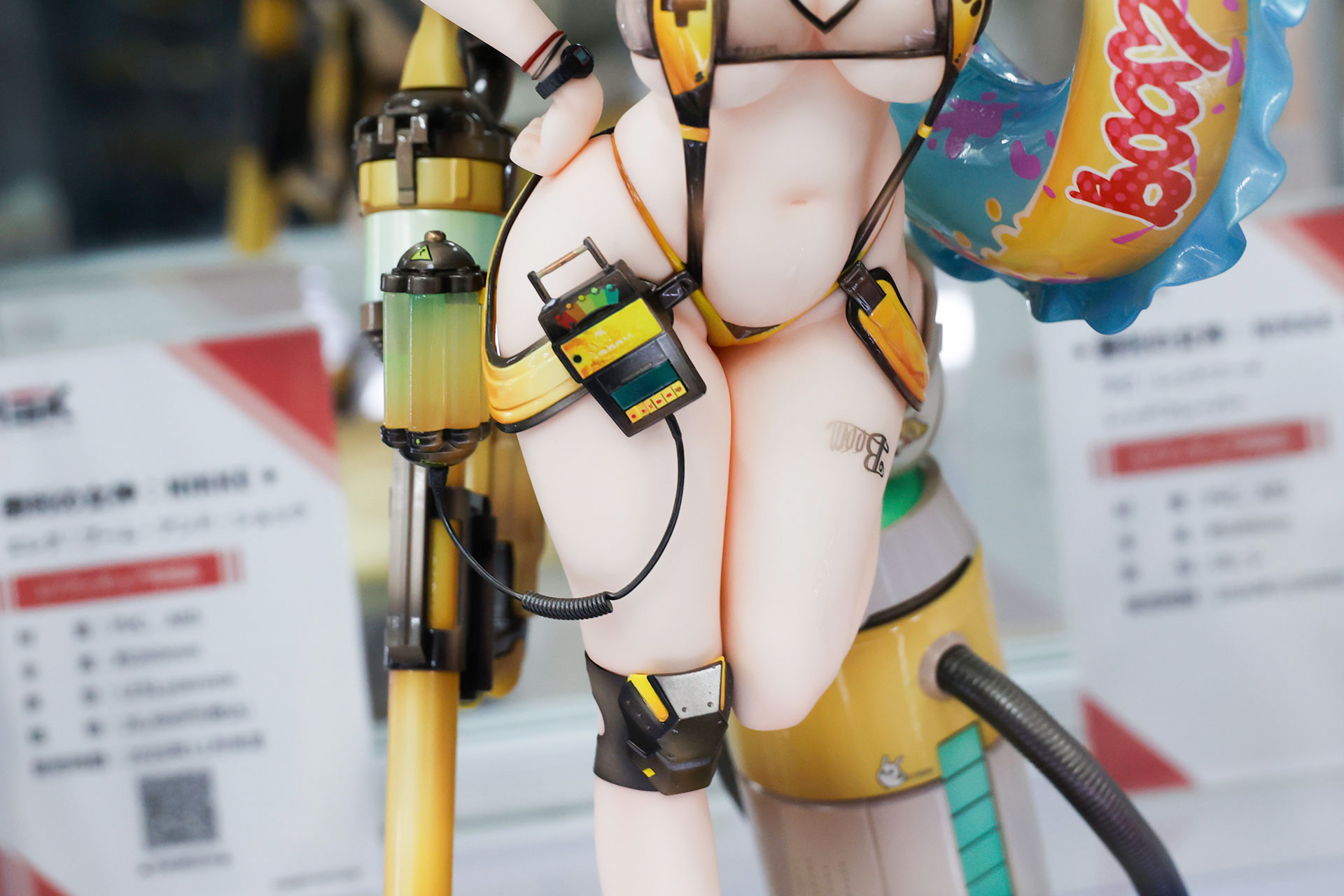 ビキニ姿だが賑やかな見た目だ