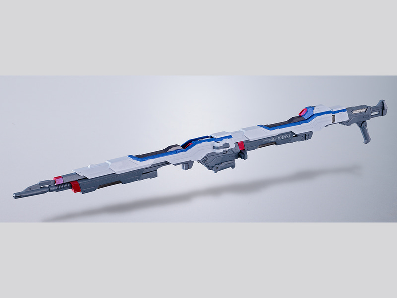 左右のビームライフルは連結ギミックに独自解釈を盛り込み、合体時の全長は約270mmとなる