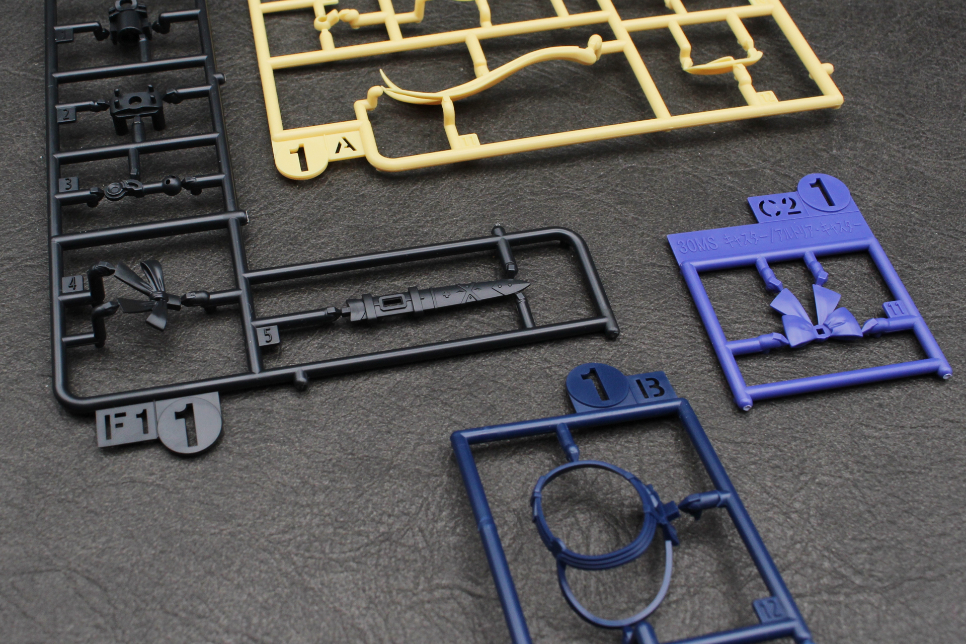 パーツ構成は30MSシリーズに準じ、ランナーを番号で管理する仕様。部位ごとに必要なランナーを折ってから組み立てることで混乱せずに作れる