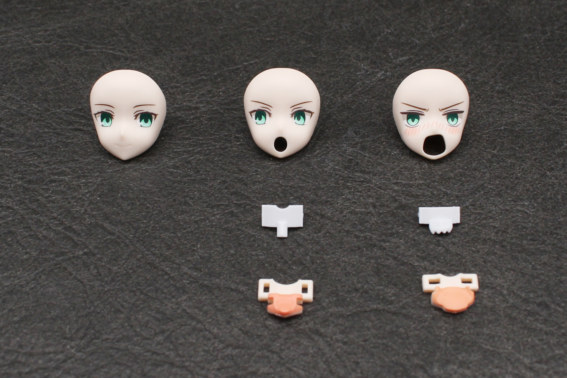 フェイスパーツの組み立て。歯のパーツは選択式ではなく、必ず取り付けて組み立てる設計だ