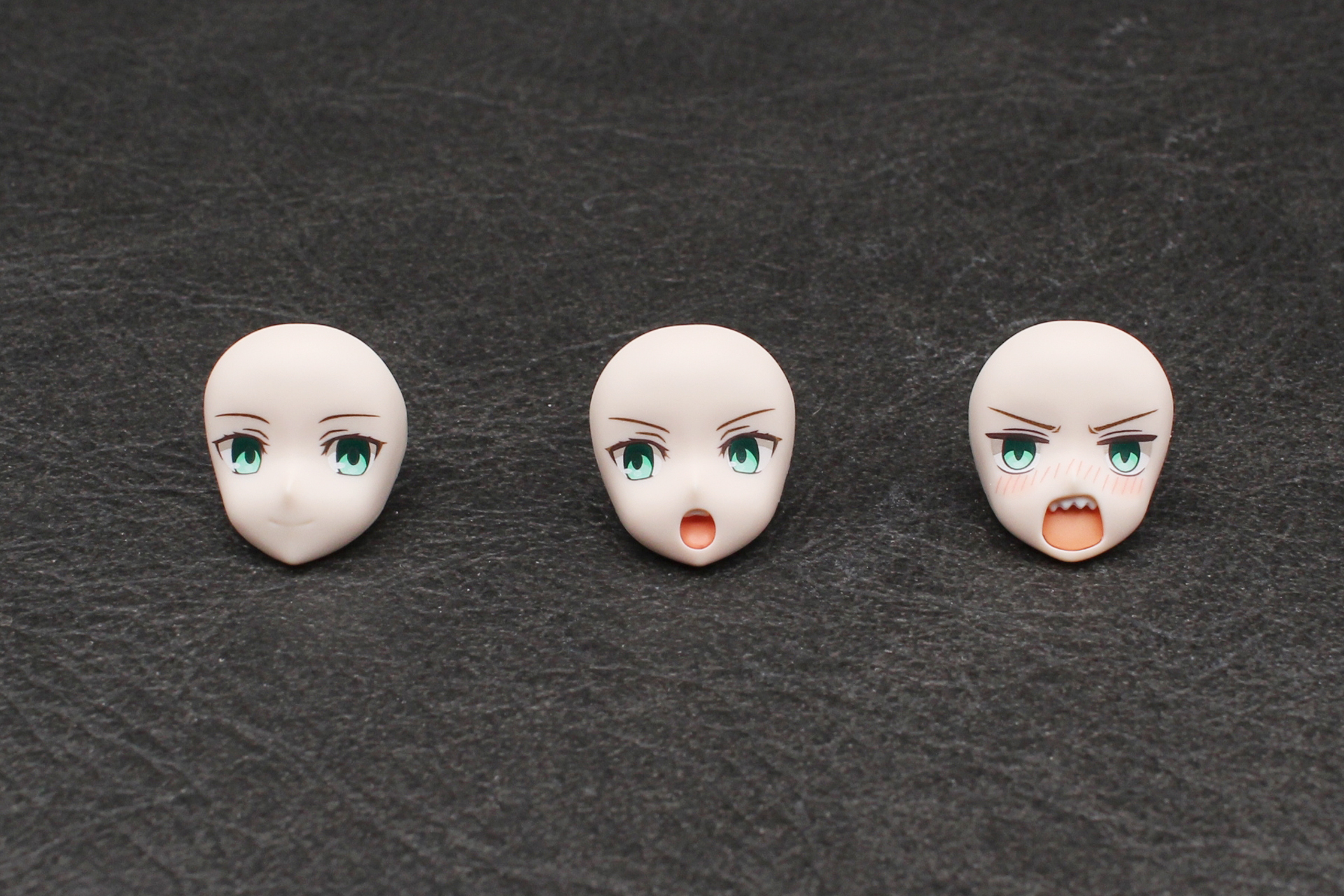 フェイスパーツの組み立て。歯のパーツは選択式ではなく、必ず取り付けて組み立てる設計だ