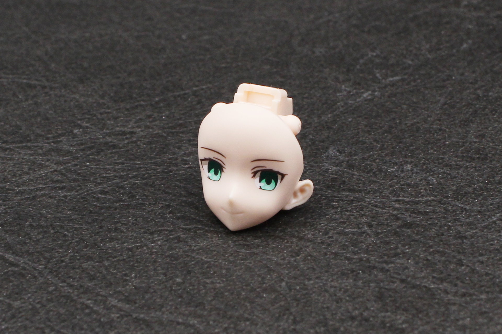 フェイスパーツに頭部パーツを取り付ける